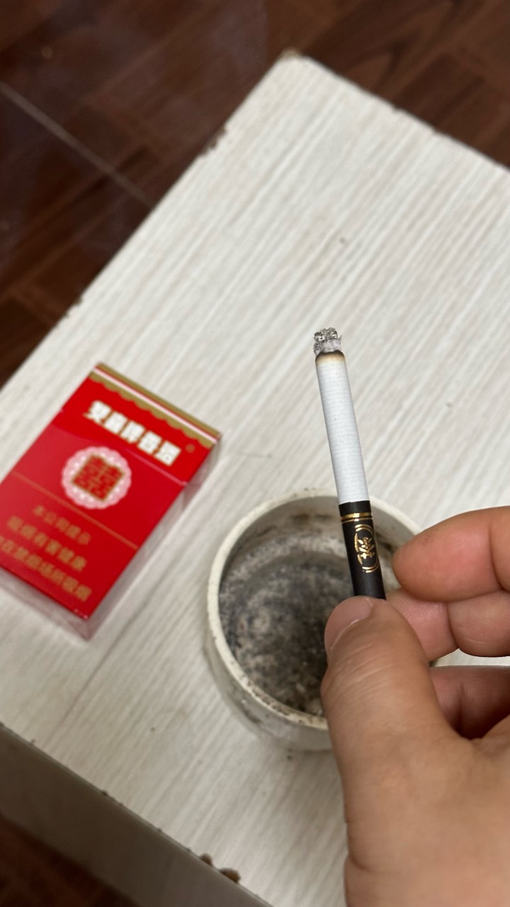 抽不起烟了老哥，如果摆摊买的，5块一包她自己卷的

17 / 作者:不知明的靓仔 / 