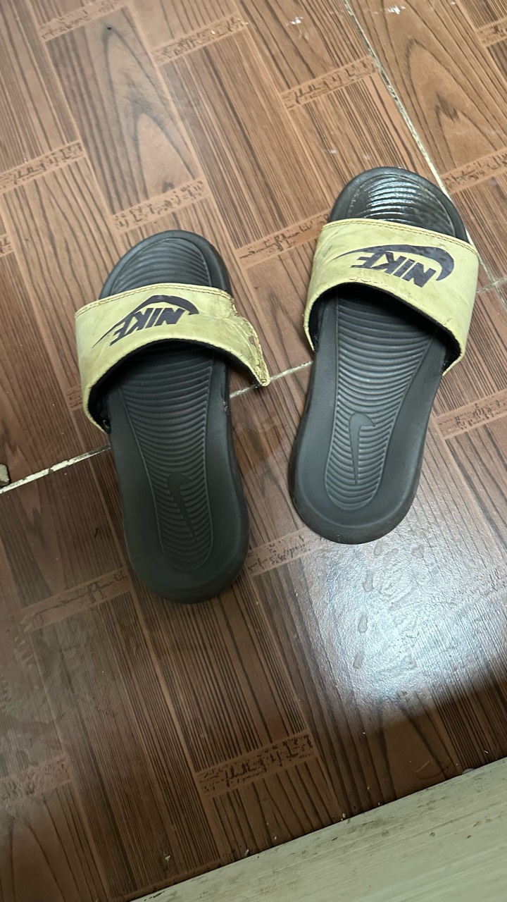 往后的挂壁日子会更难受，拖鞋烂好多天了都没舍得买，换几个平台咬咬牙买了沐浴露，因44 / 作者:不知明的靓仔 / 