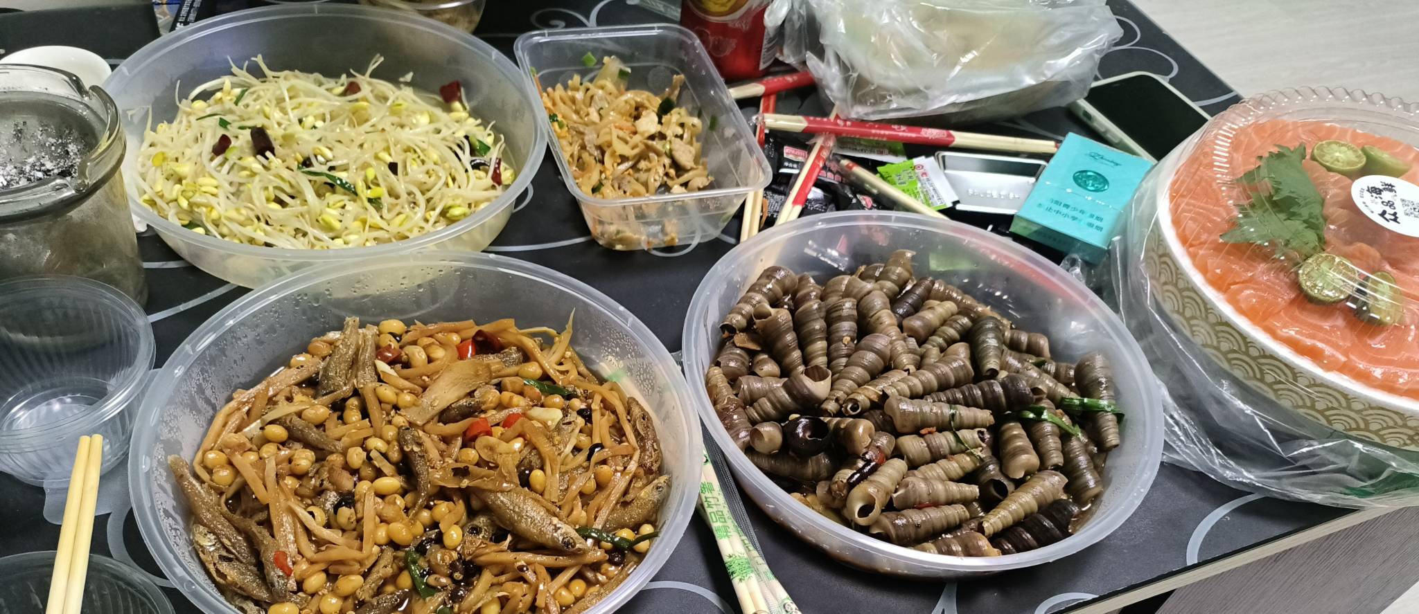 刚钓鱼回来好饿啊！稀里糊涂点了那么多……原来是今天开了一单犒劳一下自己，美滋滋…15 / 作者:马到成功$ / 