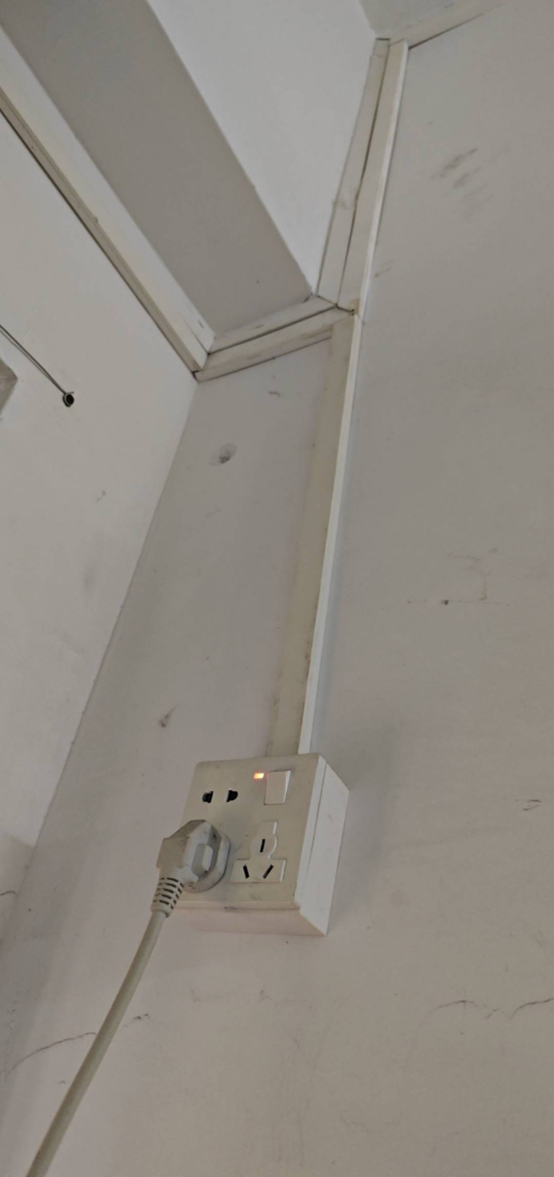 老哥们，你们怕不怕电？我小时候被电打过，现在拔插头，插插头都慌得一批！

19 / 作者:卡农豆包 / 