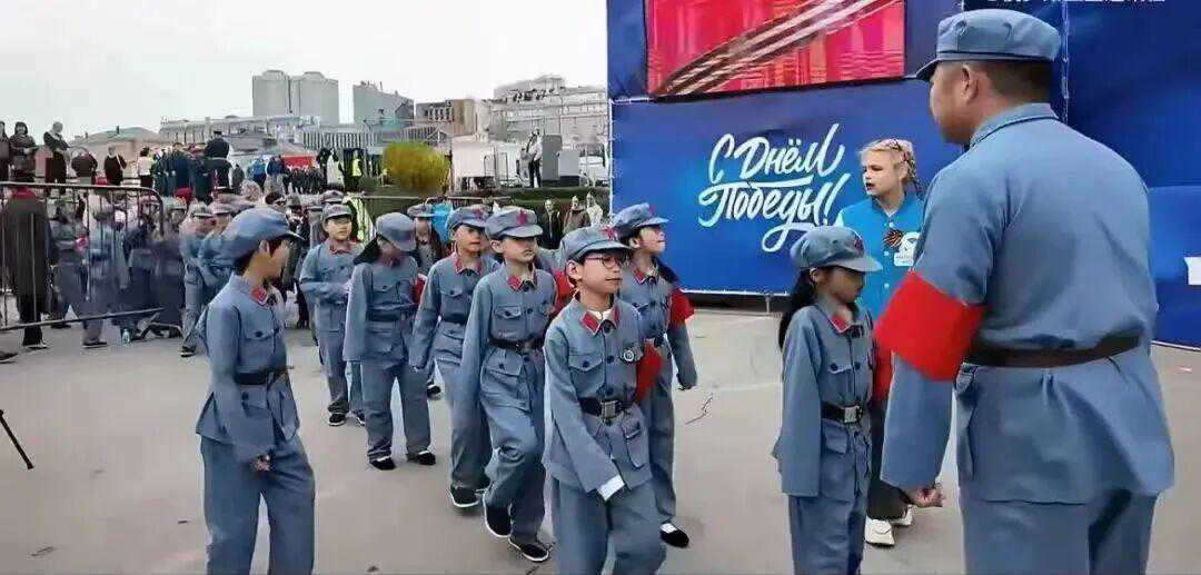 现在的hj都是从小培养的，小学生去海参崴庆祝毛子胜利

5 / 作者:曹老板。 / 