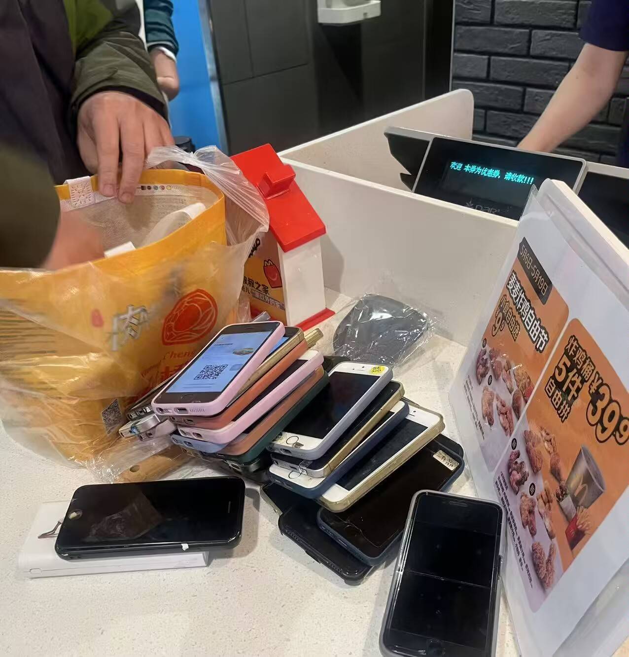 这是哪个挂壁仔带上玩具铲子领取麦当劳汉堡的。


26 / 作者:小蛋糕 / 