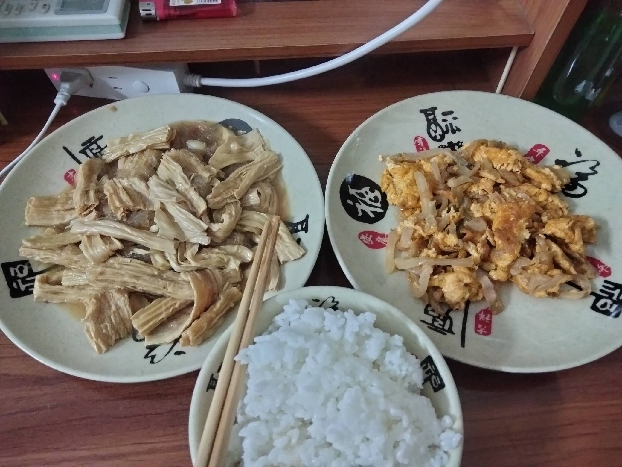 吃饭了老哥们，搞了两个菜，腐竹粉丝，鸡蛋榨菜。

73 / 作者:君子之交淡如水 / 