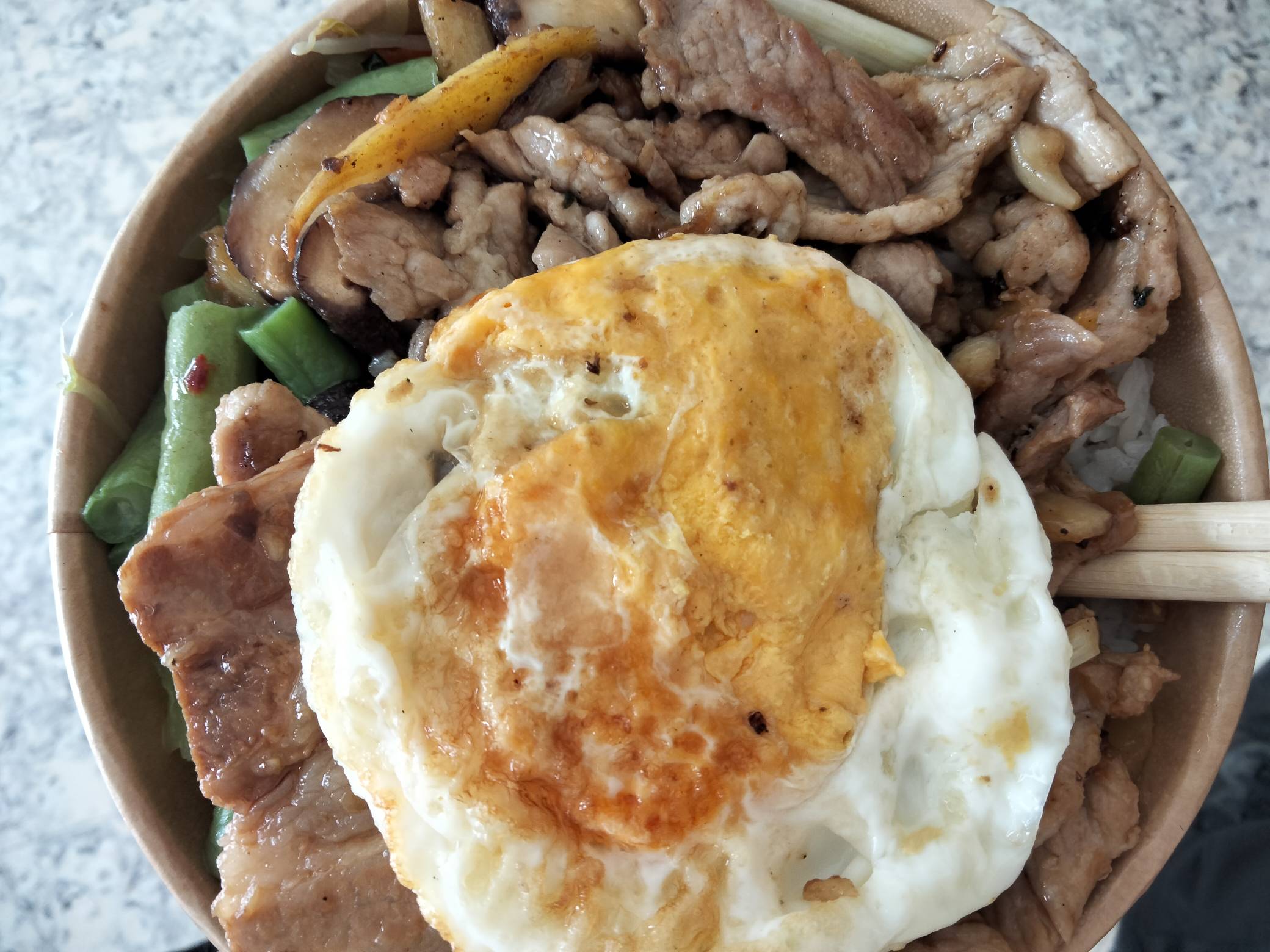 老哥们吃饭了，这个T餐本身写着有煎蛋然后我还另外加了一个，但是只有一个煎蛋，不过60 / 作者:机会哈哈 / 