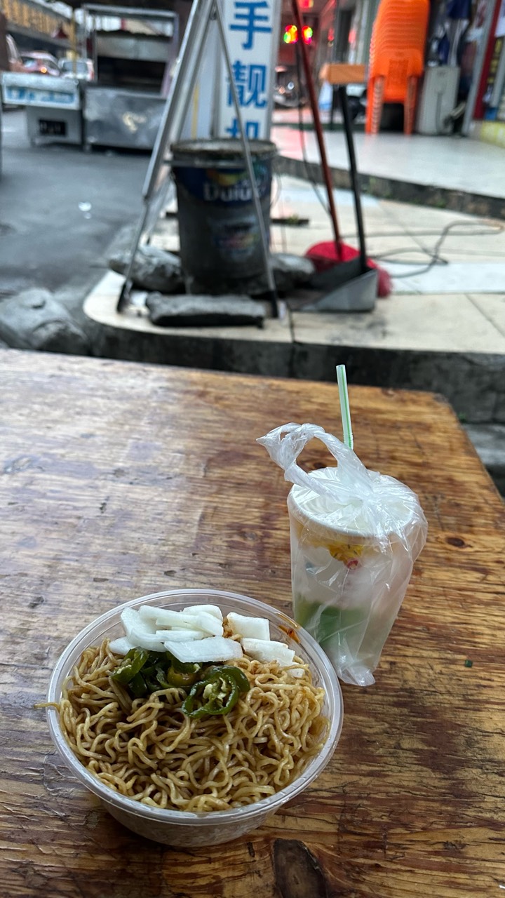 睡了一晚都睡不着，起床早餐了老哥。三块钱的面，吃饱回去好睡觉

32 / 作者:不知明的靓仔 / 