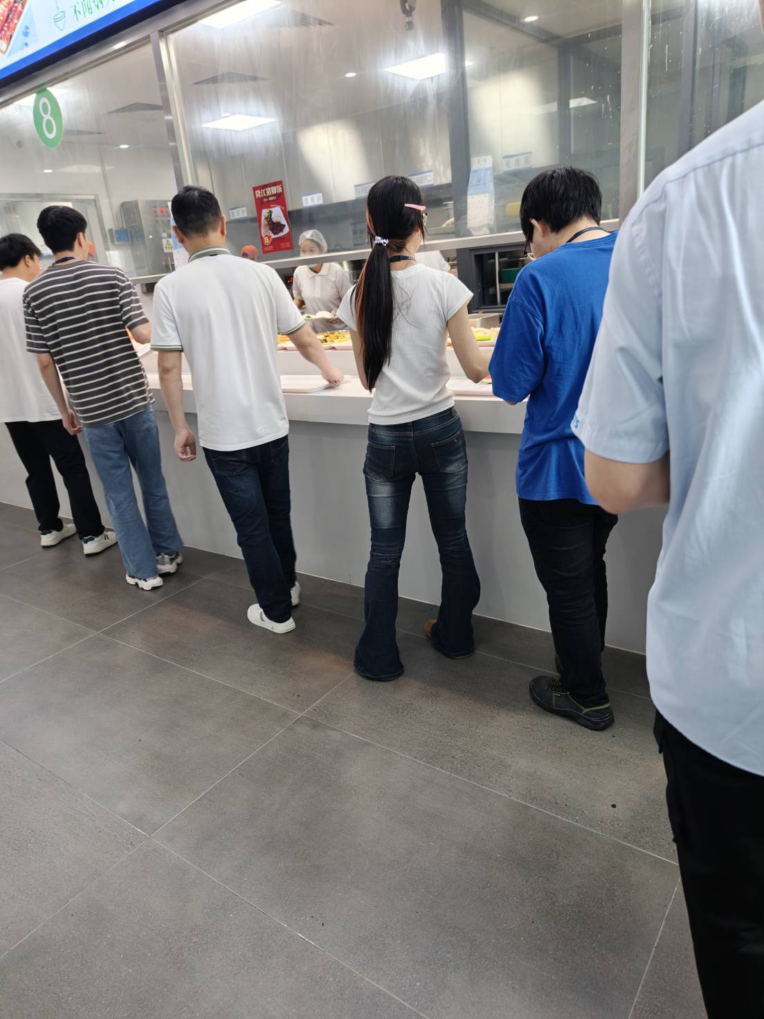 老哥们压抑了，干个铞仓管跟干生产一样，还要12小时两班倒，工资又比产线的低，提桶跑5 / 作者:神孙策 / 