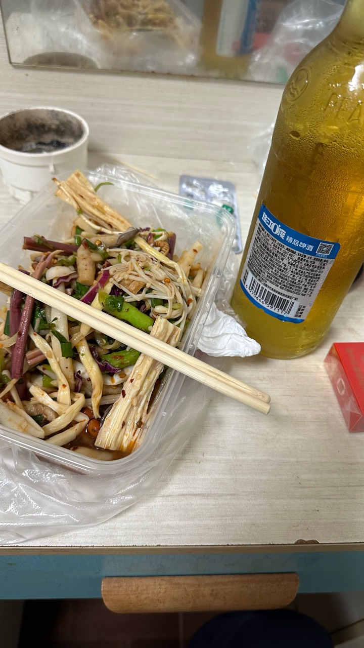 不饿，但这张b嘴就想吃点东西，夜阑人静，来吃了老哥

43 / 作者:不知明的靓仔 / 