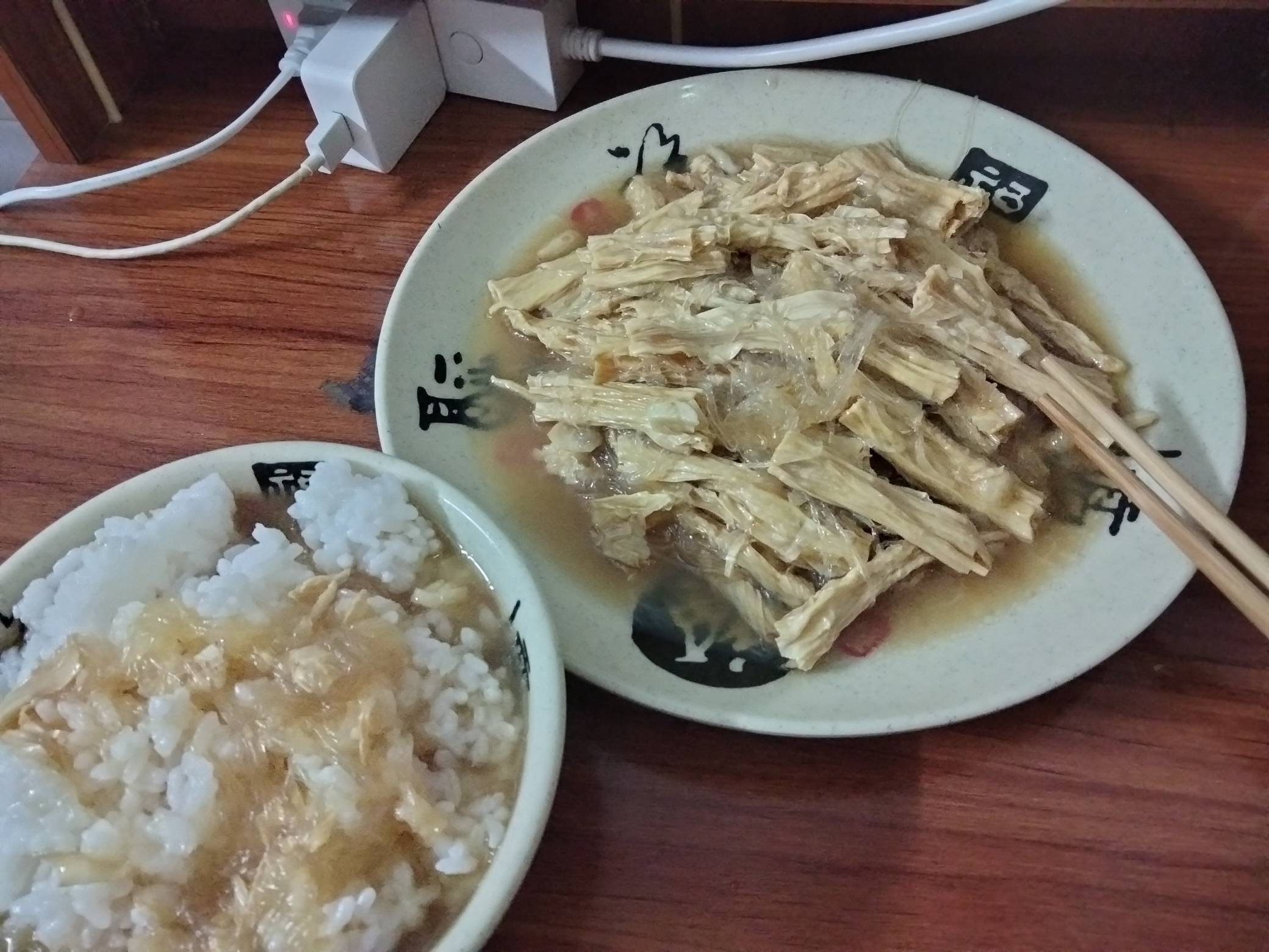 吃饭了老哥们，今晚简单搞个腐竹闷粉丝，好吃不贵嘎嘎下饭

72 / 作者:君子之交淡如水 / 