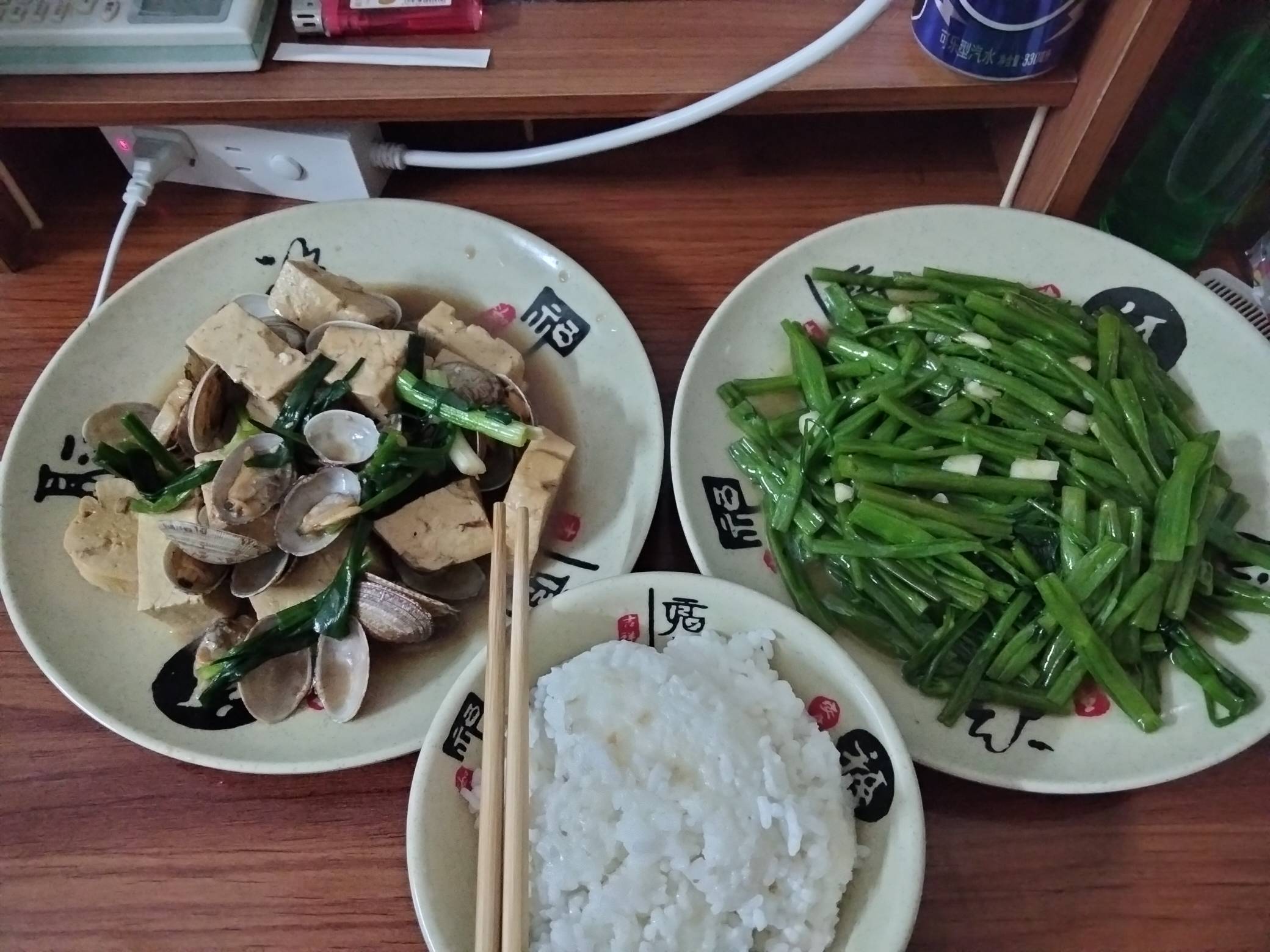 吃饭了老哥们，花甲焖豆腐，爆炒空心菜，自己搞菜这一餐都不到10毛，看一会广告就能吃89 / 作者:君子之交淡如水 / 