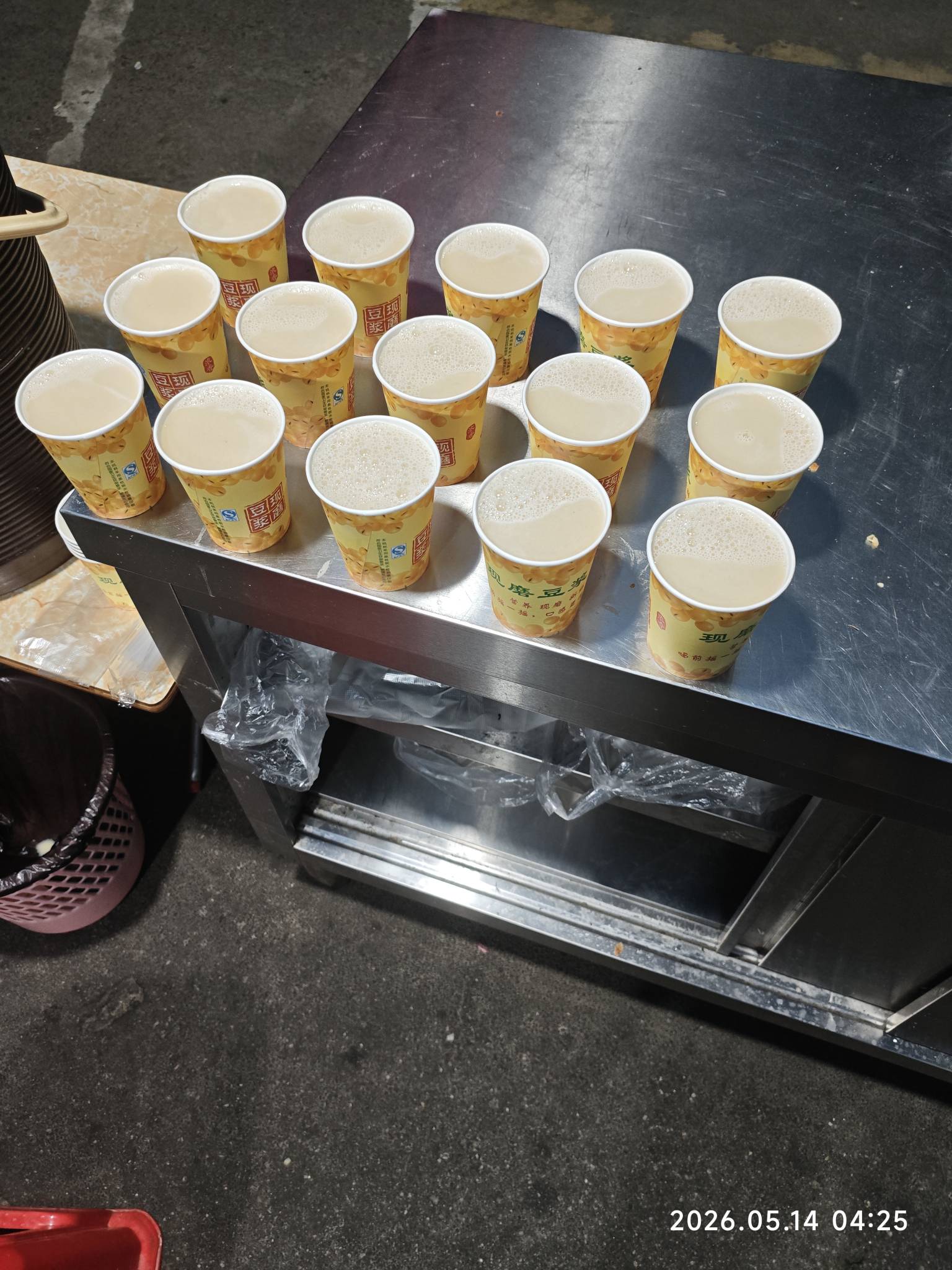 豆浆一块  肉包两块 素包1块5喽  油条可以试吃 走过路过不要错过 老哥们吃早餐了




28 / 作者:厌桁科技 / 