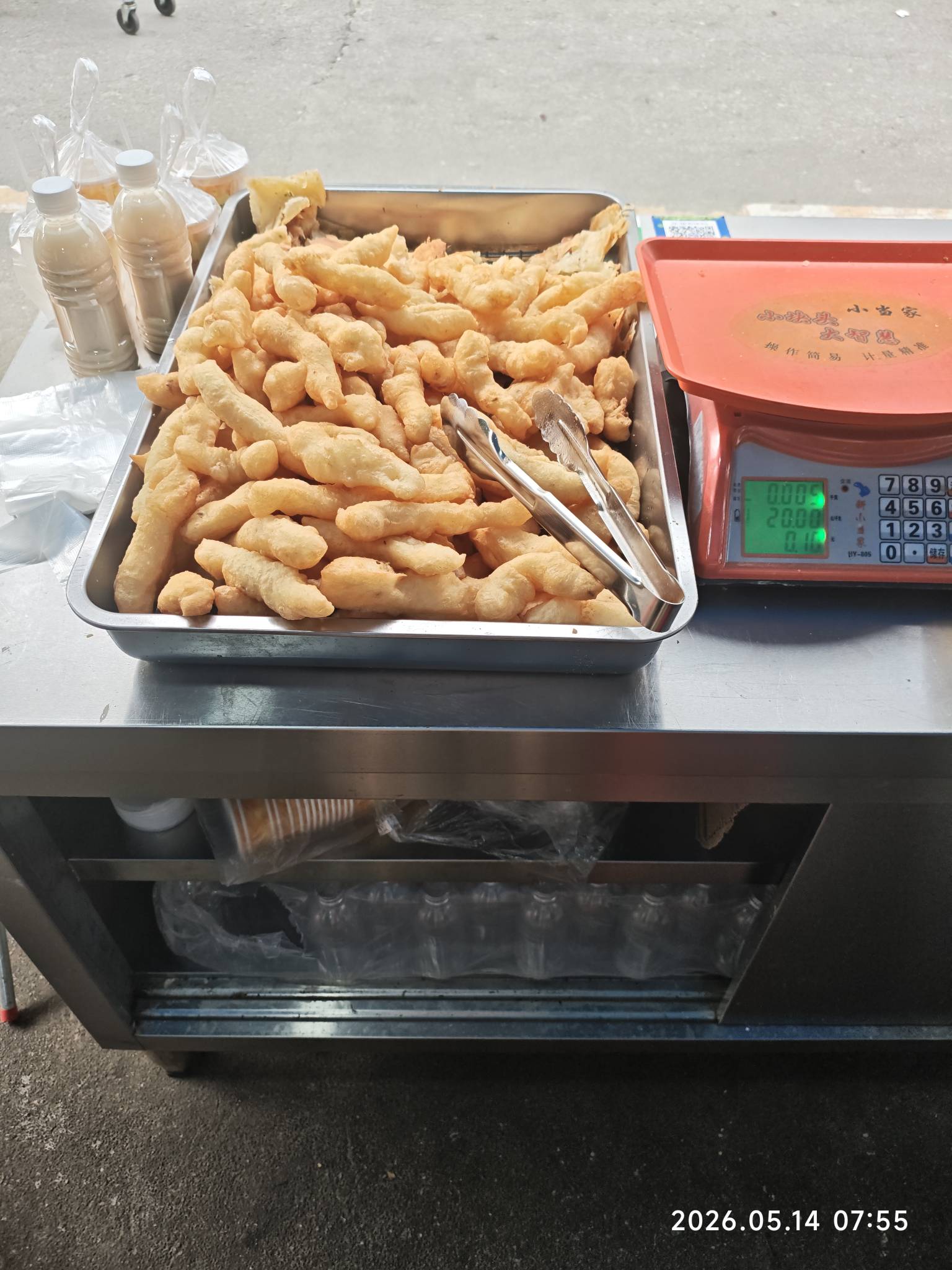 豆浆一块  肉包两块 素包1块5喽  油条可以试吃 走过路过不要错过 老哥们吃早餐了




4 / 作者:厌桁科技 / 