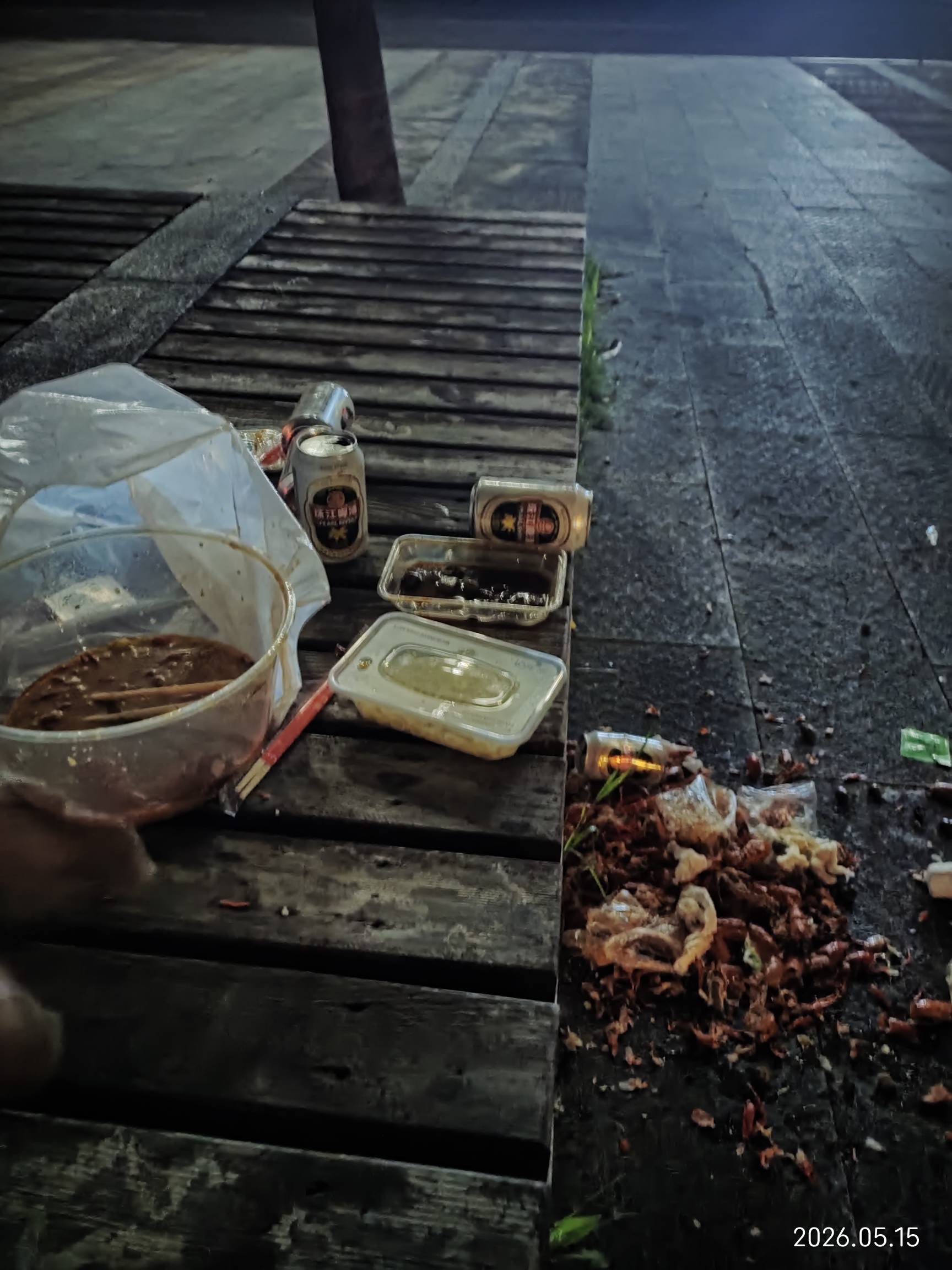 又瘫痪大马路了，老哥们，吃饱喝足直接睡大马路了



42 / 作者:红菜苔 / 