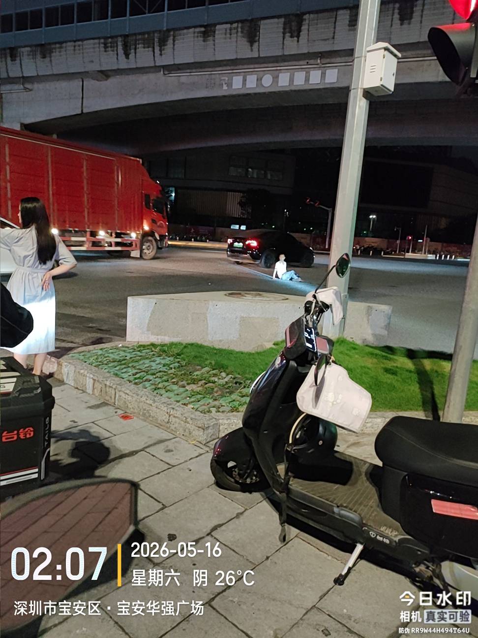 大半夜碰瓷哦，害人害己，生活再苦，何至于此！

8 / 作者:叶天辰 / 