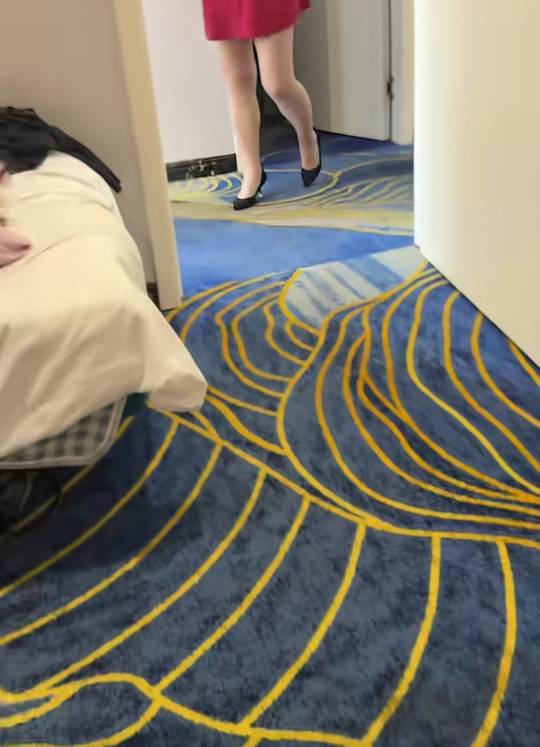 刚和女朋友逛商场，我无聊打开卡农本想让她见识一下挂壁老哥艰难的生活和人间的不易，20 / 作者:短腿小霸王 / 