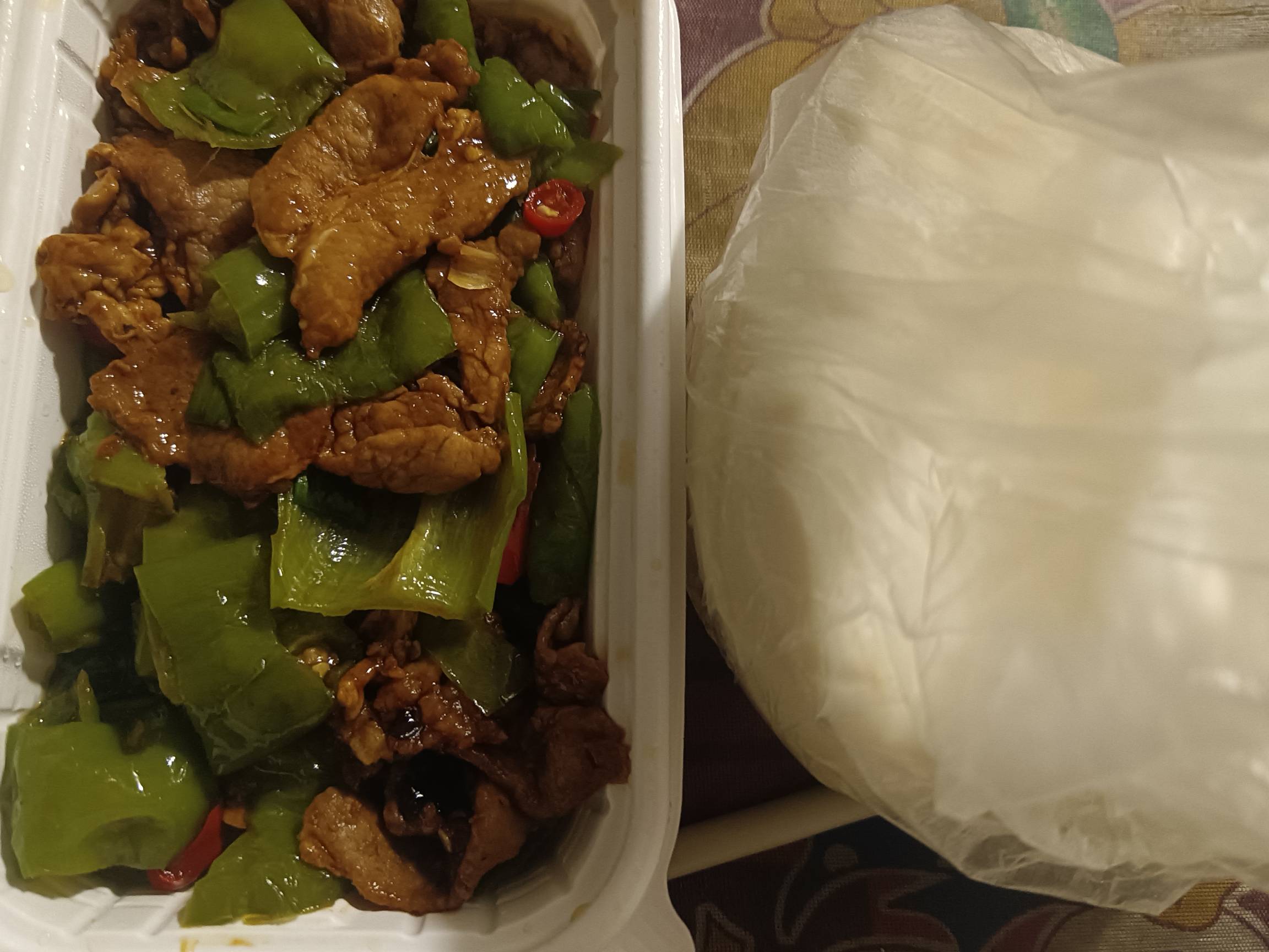 中午点的外卖还剩一盒，买了个馒头再煮个鸡蛋，又是一顿

5 / 作者:蛋黄酱 / 