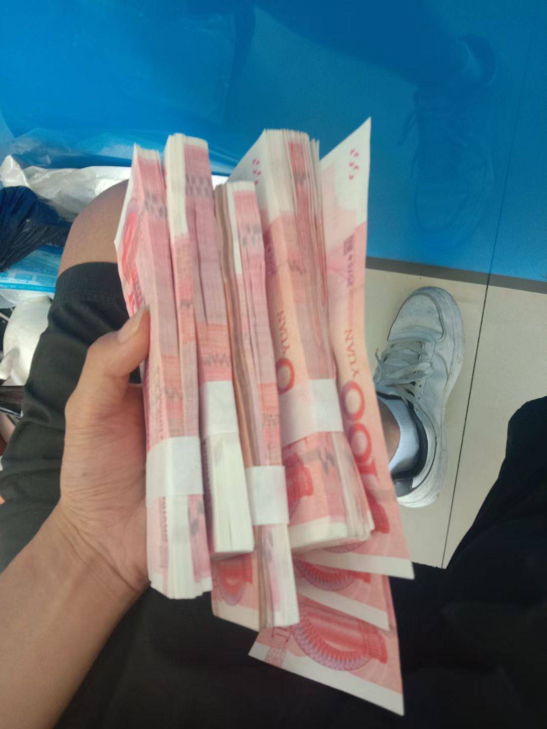 别抱有幻想，买黄金 取现金  买手机 一样的会想各种办法送回去，我都经历过



48 / 作者:红嫁衣 / 