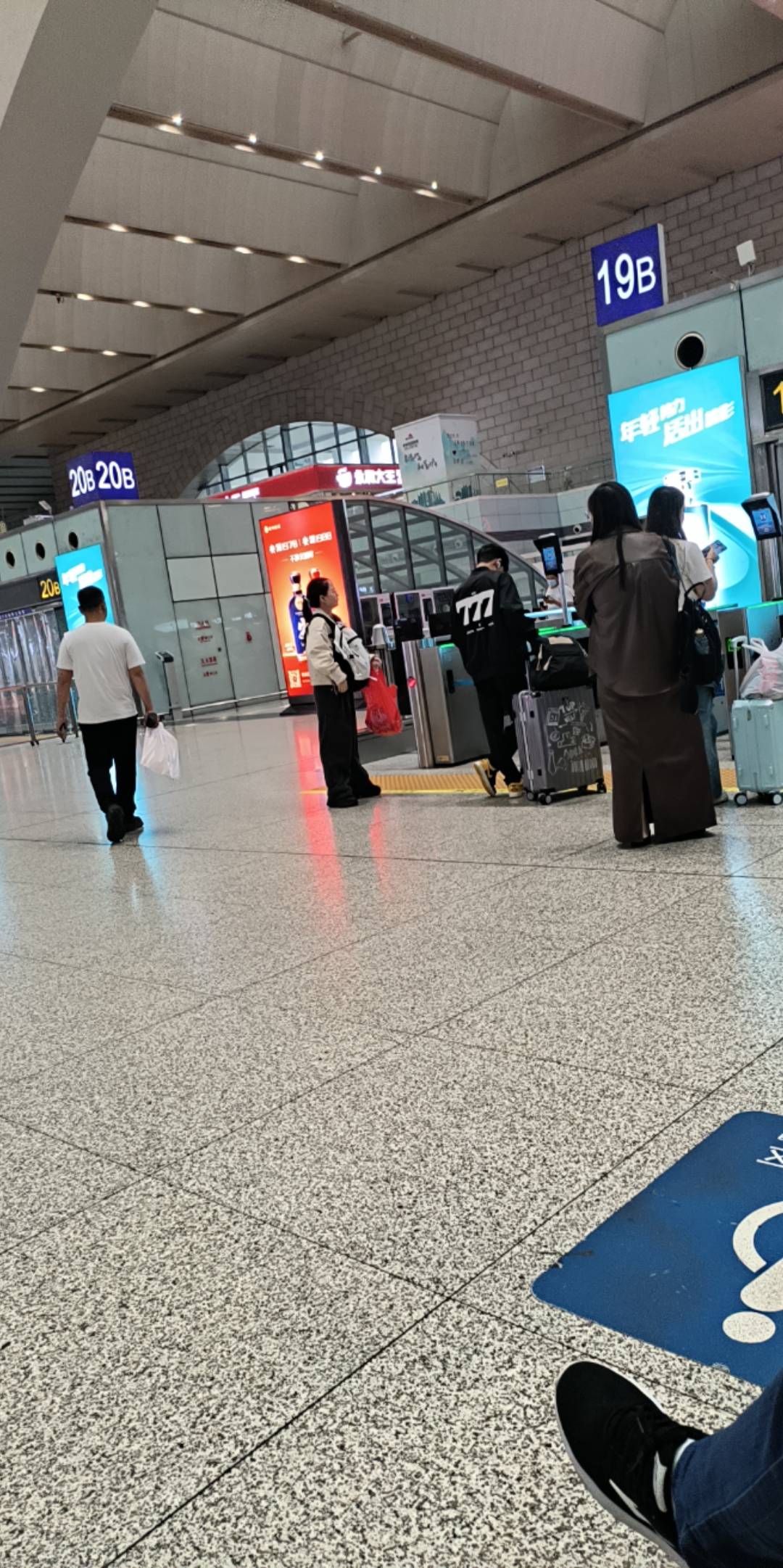 这个中行卡，休眠了，自己激活不了吧？还得去柜台吧？浪费我一块钱立减金

9 / 作者:大哥让我先跑 / 