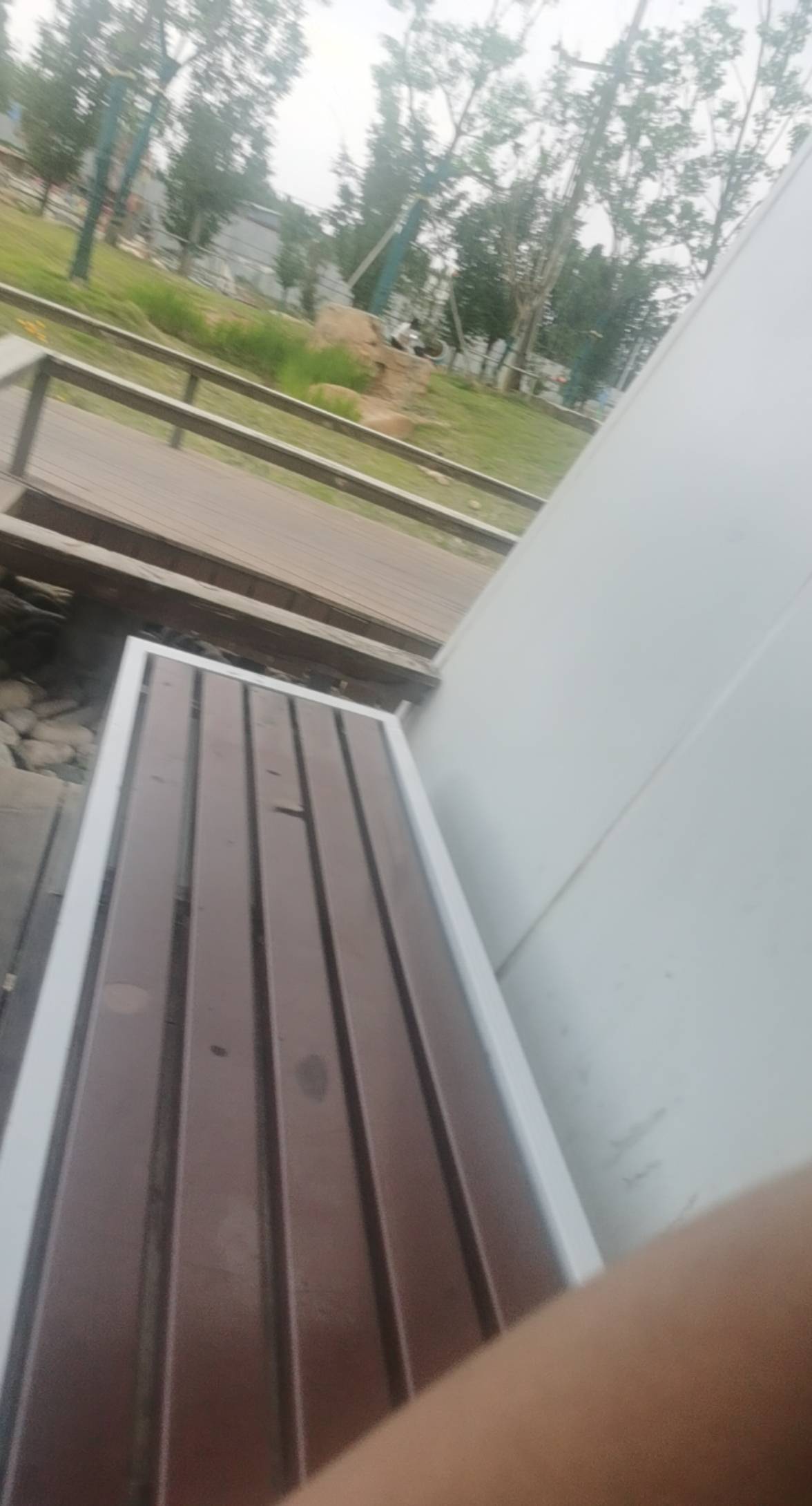 从公园找个好地方今晚就住这里了    这几天有暴雨


28 / 作者:你是土狗 / 