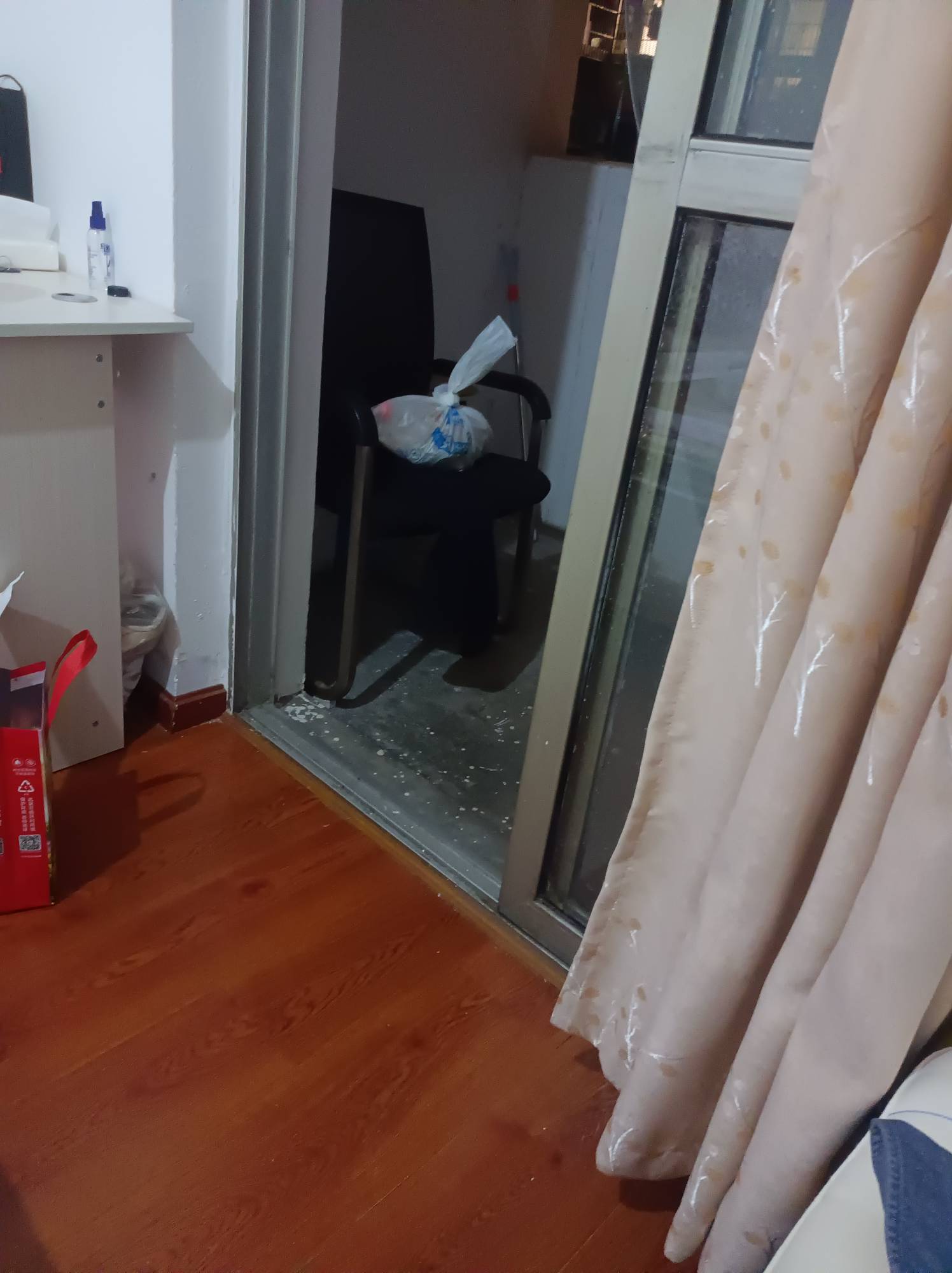 8块悬赏，帮我拍个视频，有没有老哥现在住在十几个平方的小单间，只要带厕所和空调，30 / 作者:只要坚持梦 / 
