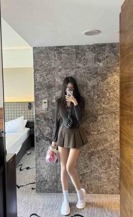 本人女，25岁找男朋友
要求
1：要长得帅的，身材必须特别好的，要特别有钱的
2：要脾44 / 作者:先天挂逼圣体 / 