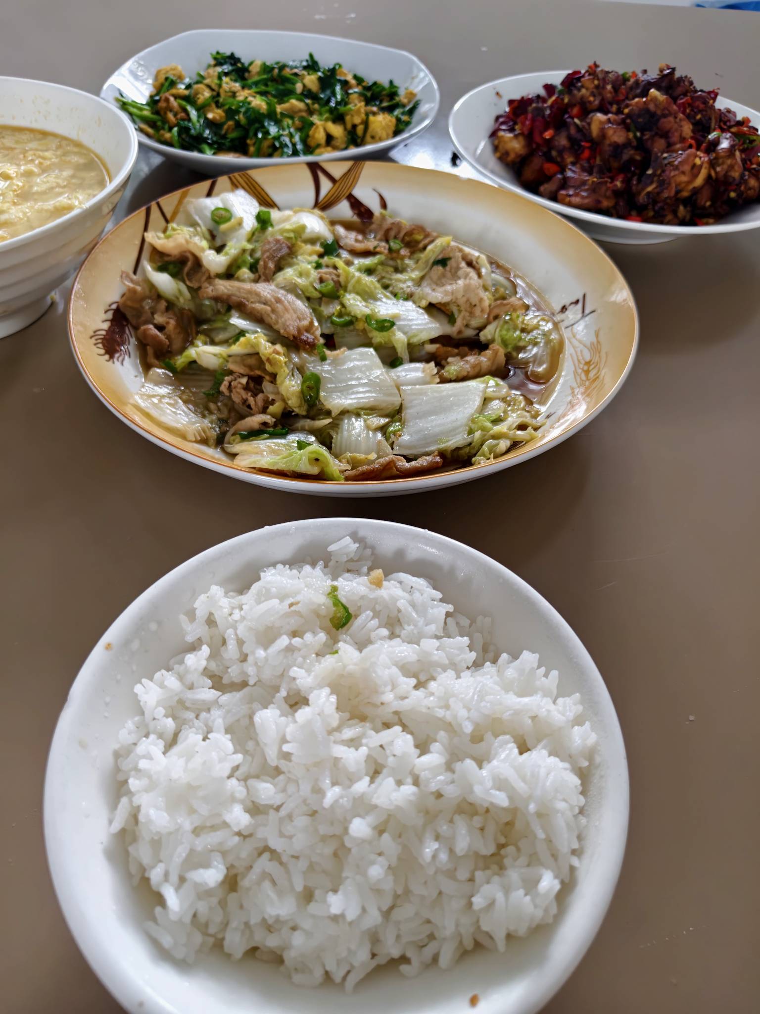 老哥们开饭了 

40 / 作者:男人永卟言败 / 