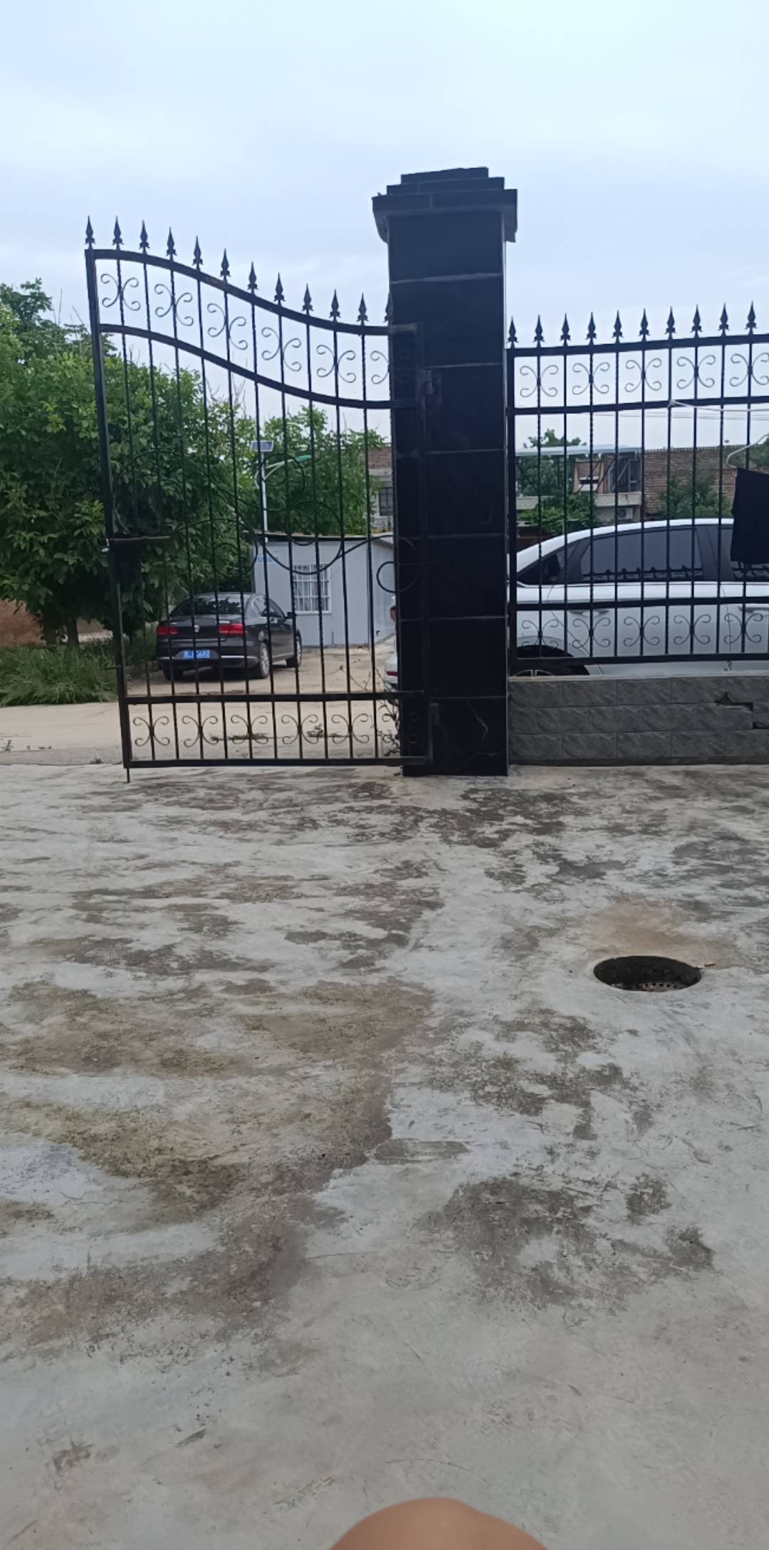 在隔壁省农村租了个小院 啥都好就是太热 准备开始复活了 老哥们 

98 / 作者:L-Enn / 