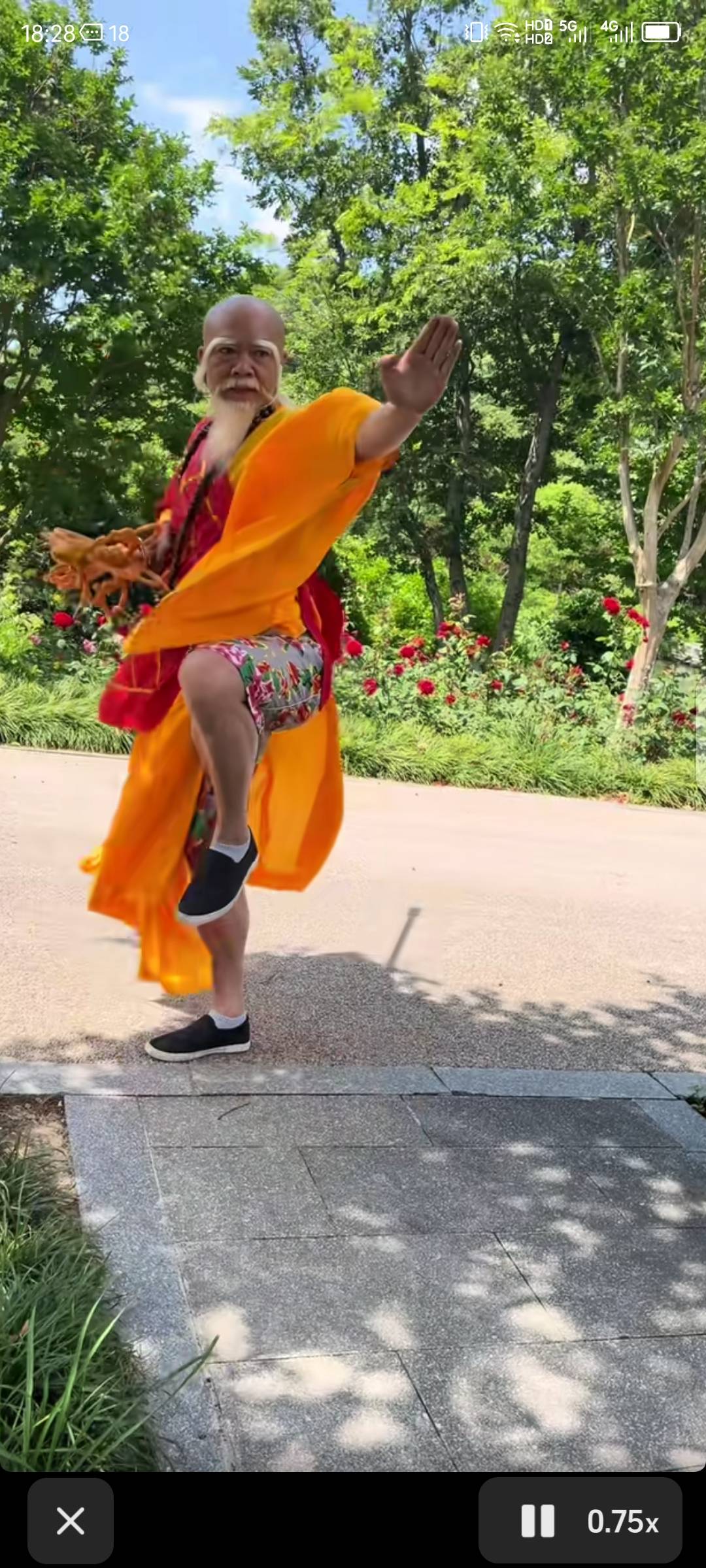 老哥们没路了去表演法海吧，这家伙天天在西湖装法海，二手桑塔纳现在都换保时捷帕拉梅50 / 作者:红菜苔 / 