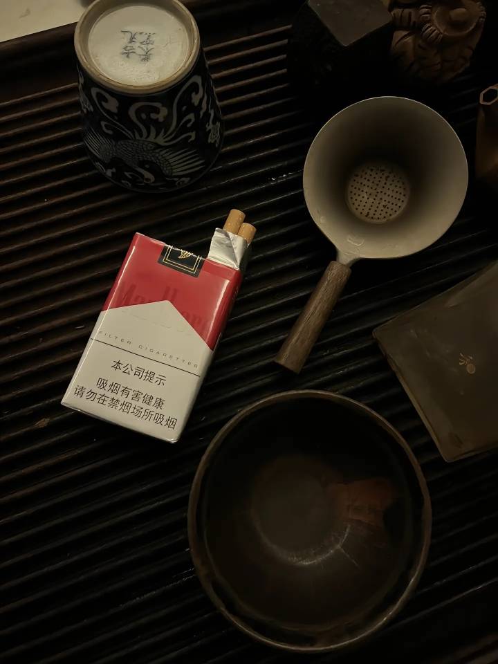 这烟非常好抽 只有真正老烟民才能抽出来 

11 / 作者:0.2℃ / 