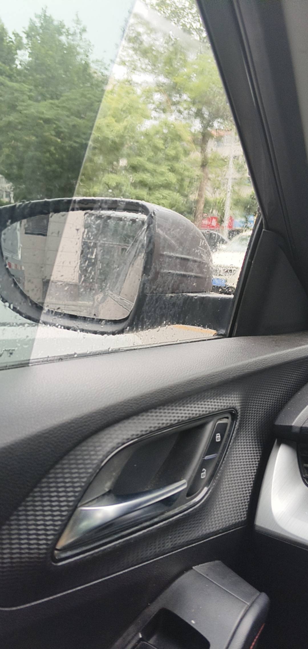 这个点有多少牛马都在冒雨上班


67 / 作者:东百仁没目地 / 