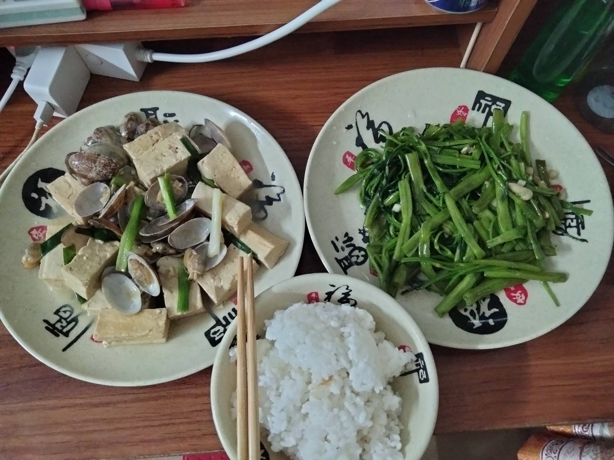 @玉麒麟8   吃饭咯老哥，吃完继续看广子，看10多块买菜就够吃一天

84 / 作者:君子之交淡如水 / 