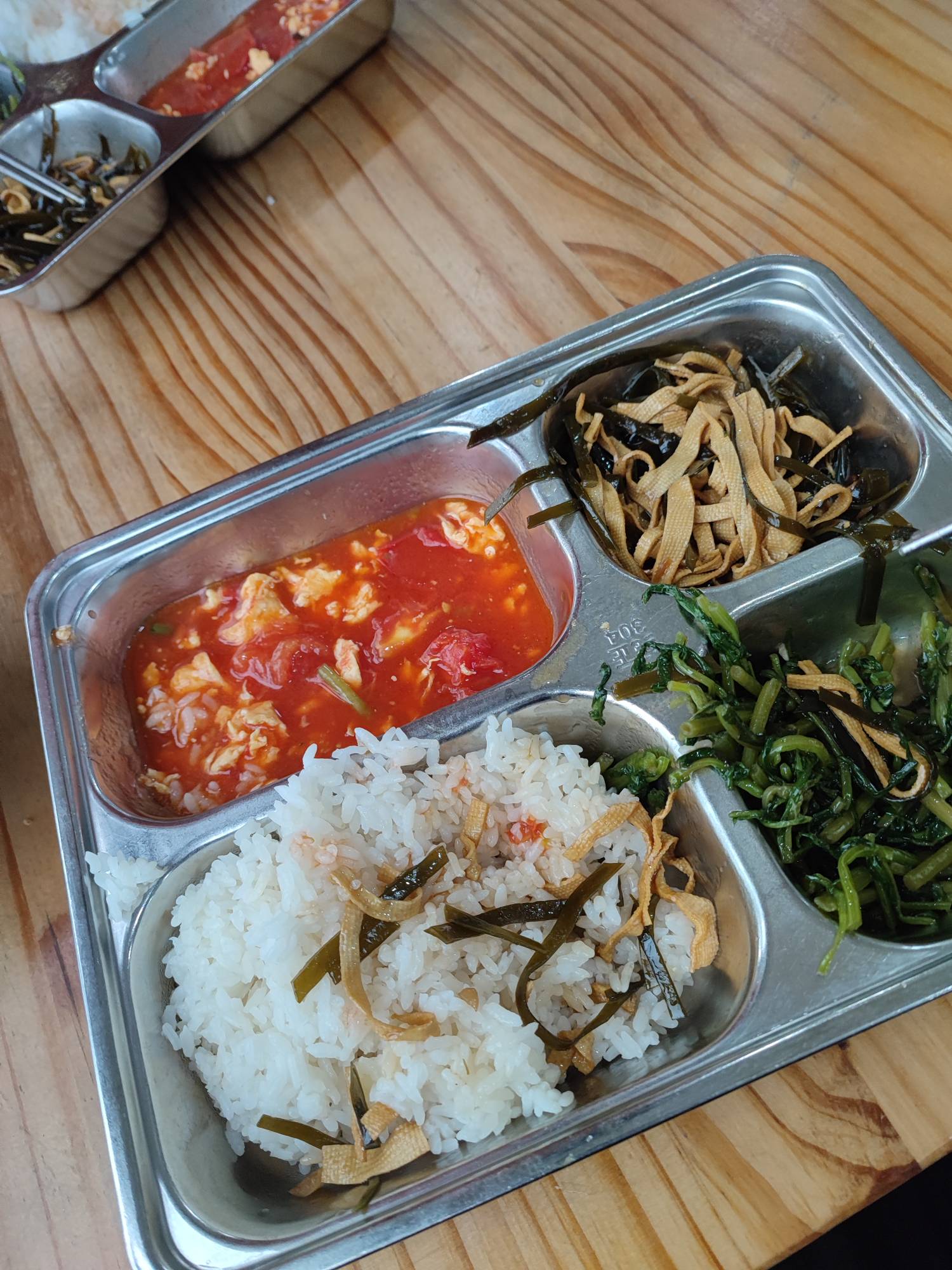 厂里这伙食真是一言难尽没力气干活了

2 / 作者:恭喜gg / 