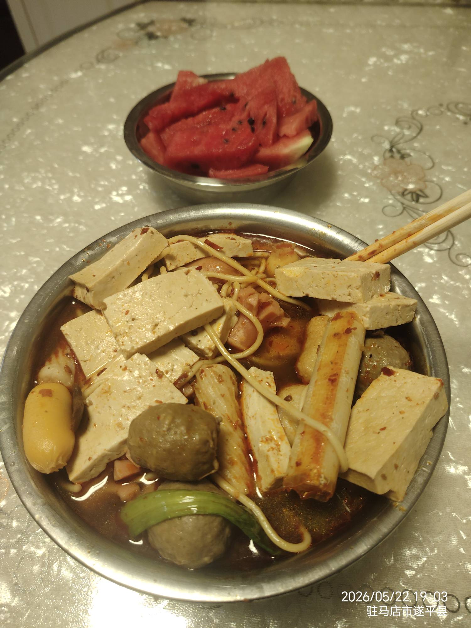 老哥们记得吃晚饭，我吃撑了，一斤沙井丸子，一块豆腐，0.5两面，一块西瓜。

47 / 作者:孩子闹不为难 / 