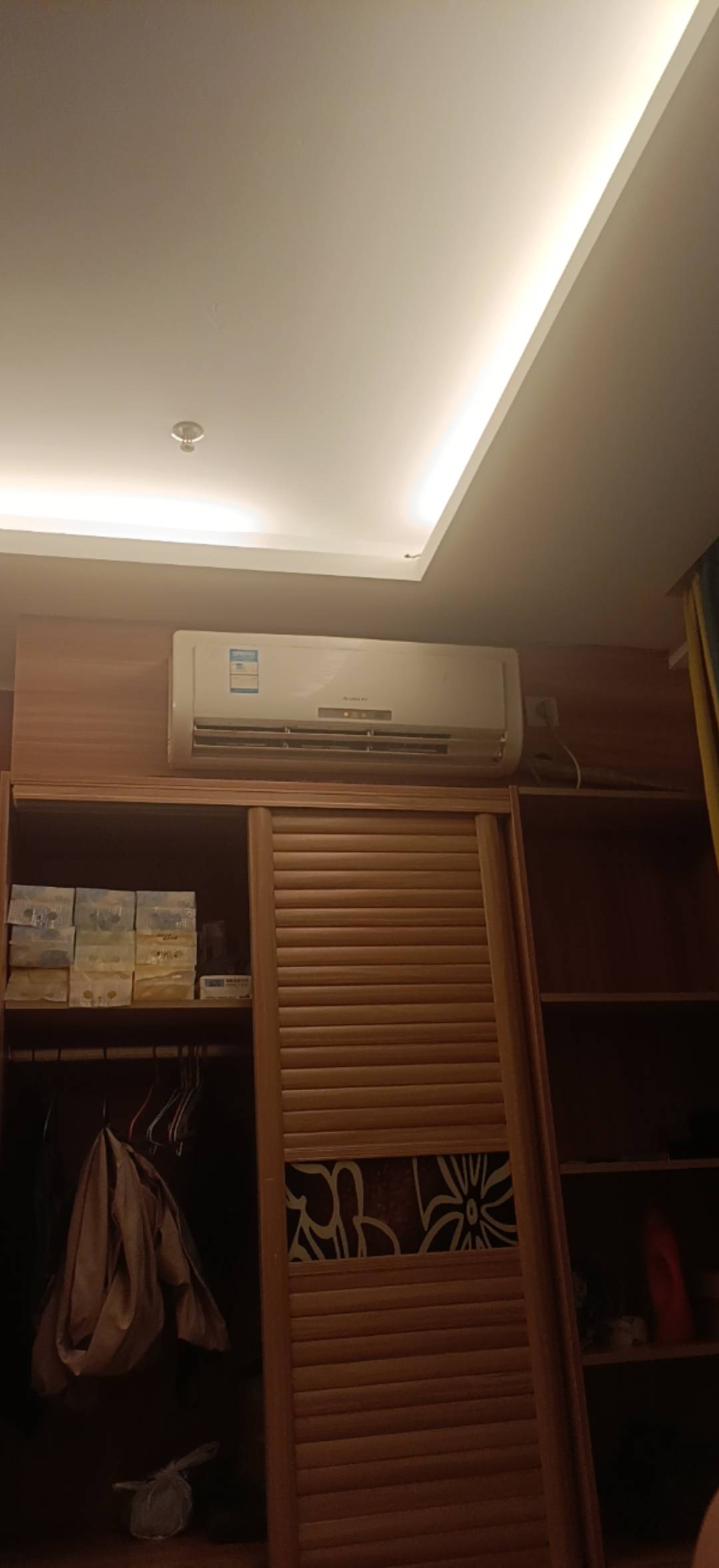 外面还在下雨，实在扛不住太闷热了，开空调了老哥们，我太罪恶了，哪里有电费毛呀

52 / 作者:南昌众包挂壁仔 / 