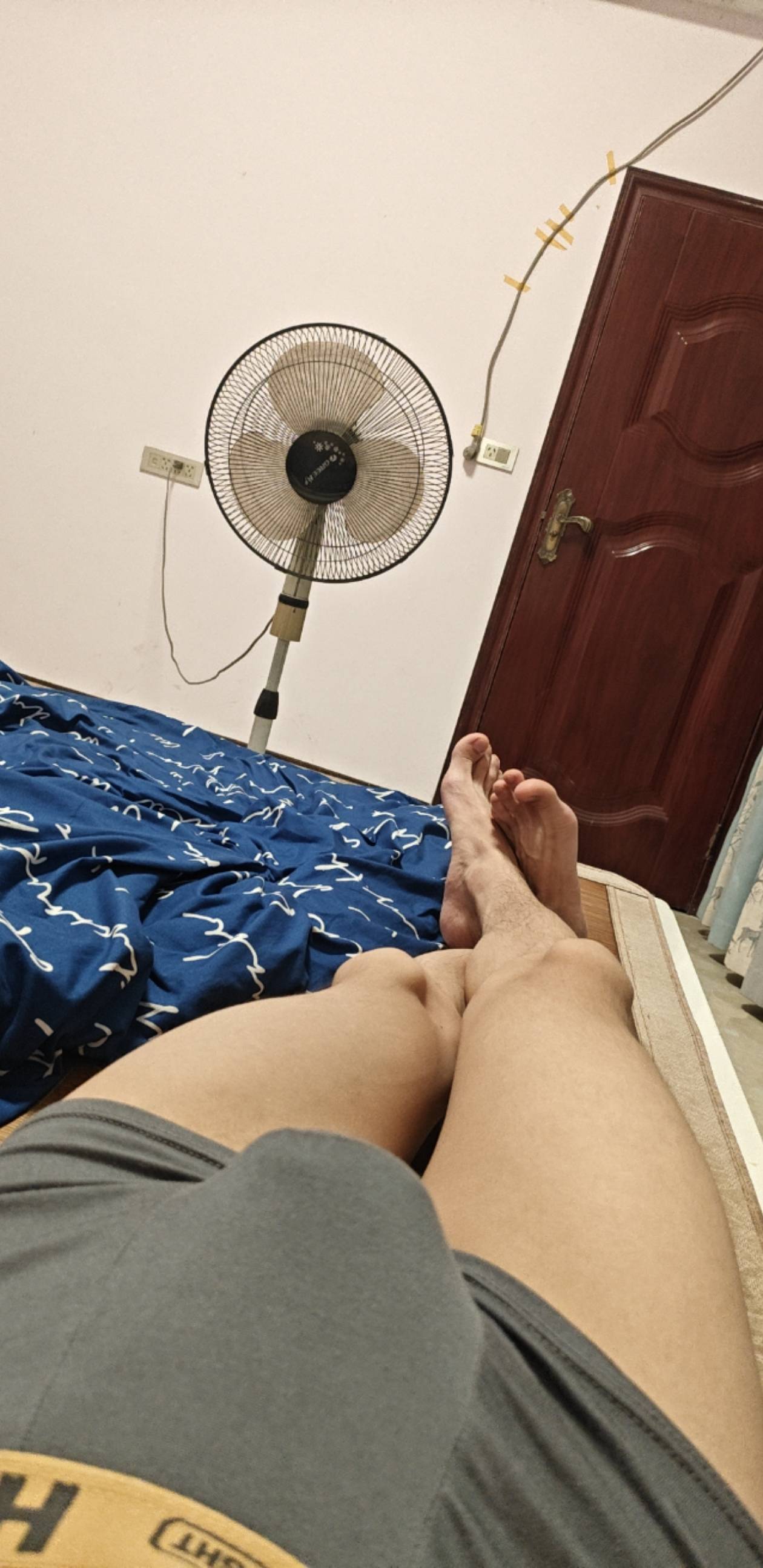 外面还在下雨，实在扛不住太闷热了，开空调了老哥们，我太罪恶了，哪里有电费毛呀

14 / 作者:宣太后甄嬛 / 