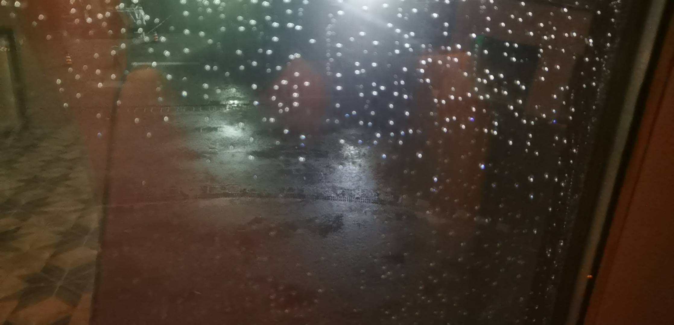 重庆下暴雨了，老哥们睡在哪里啊

39 / 作者:从今开 / 