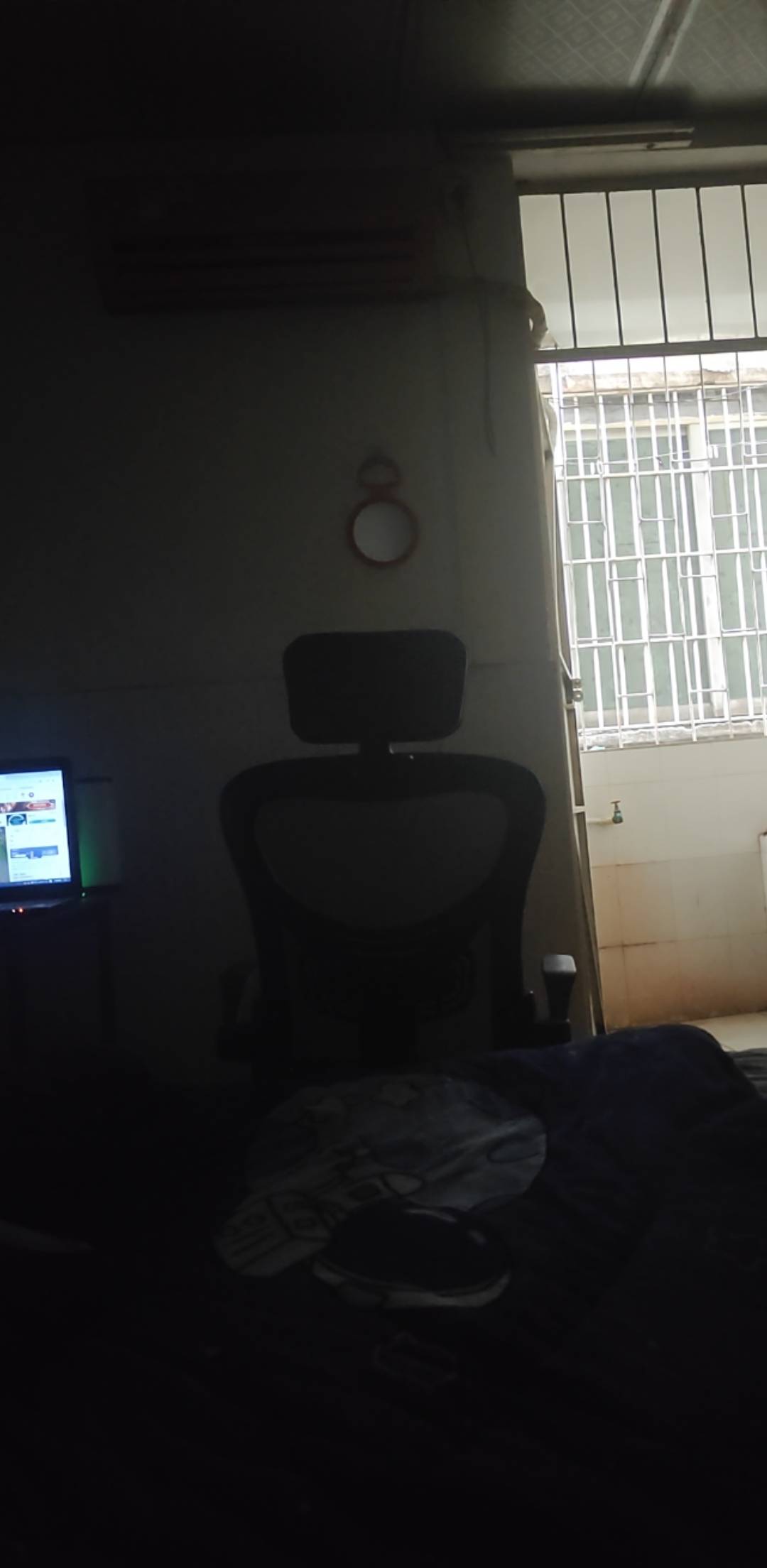 坐着打会游戏，眼睛疼的受不了，还是躺着吧

23 / 作者:独处此心光明。 / 