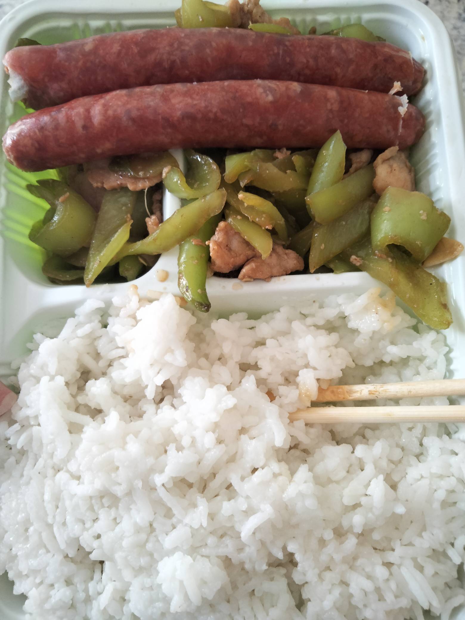 老哥们吃饭了，青椒炒肉真下饭

6 / 作者:机会哈哈 / 
