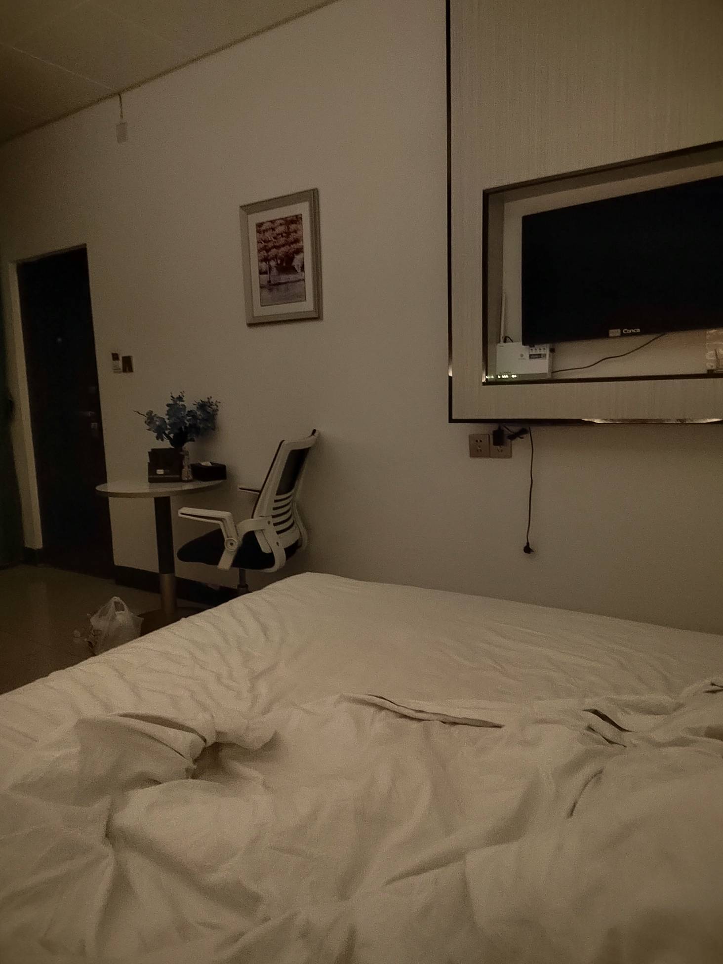 躺在挂壁房里开空调，已经48小时没有打开门了，外面是冷是热，没有窗户也看不到外面，8 / 作者:今年要发财 / 