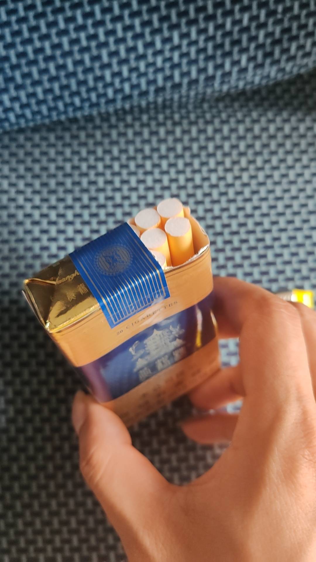 两杯瑞幸美滋滋0鹿2杯，网吧上网去，lol一区铂金大神




18 / 作者:烟火里的尘埃11 / 