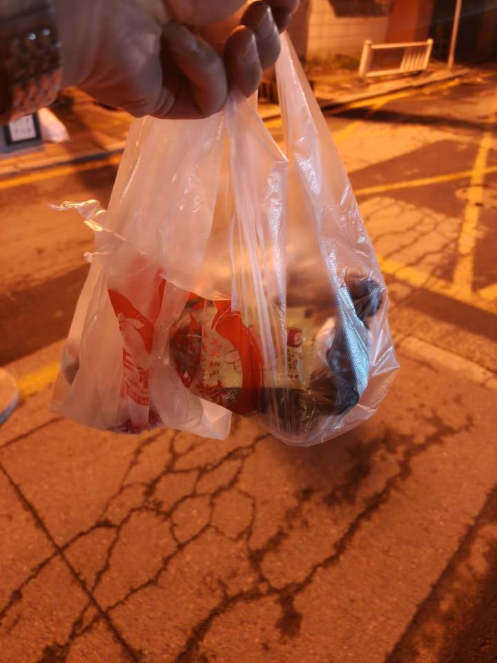 今天日结挂壁保安五十圆子到手，买东西喝点又买了一盒烟还有九块钱，实力依旧强悍


13 / 作者:番茄炒土豆 / 