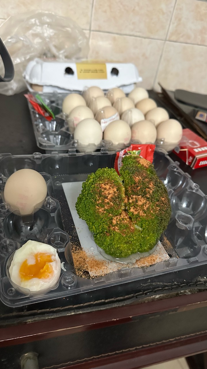 吃宵夜了老哥，油盐都没有，水煮个西兰花，配椒盐粉，鸡蛋

50 / 作者:不知明的靓仔 / 