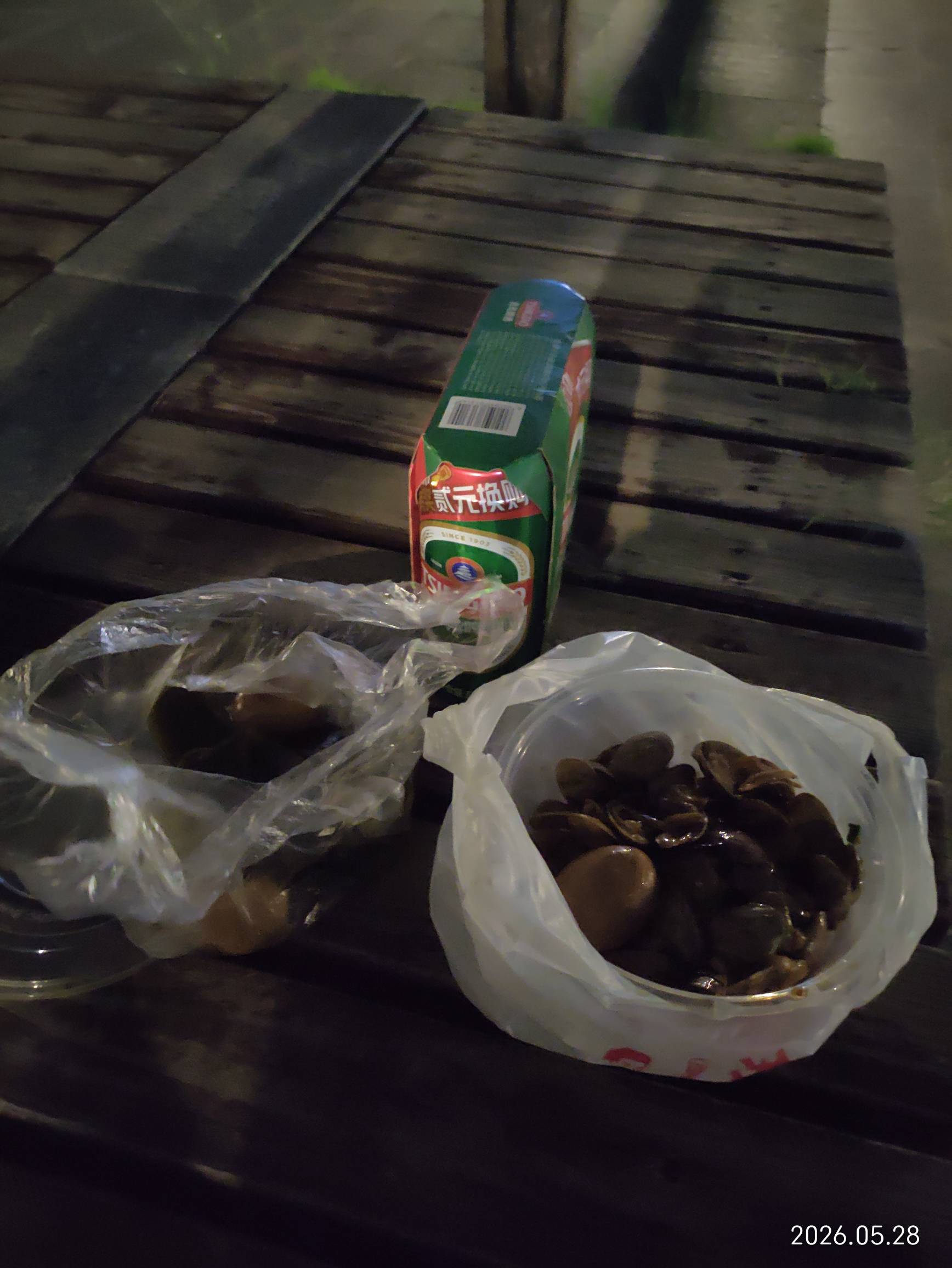 老哥们。瘫痪大街。吃点喝点。今朝有酒今朝醉。




63 / 作者:红菜苔 / 