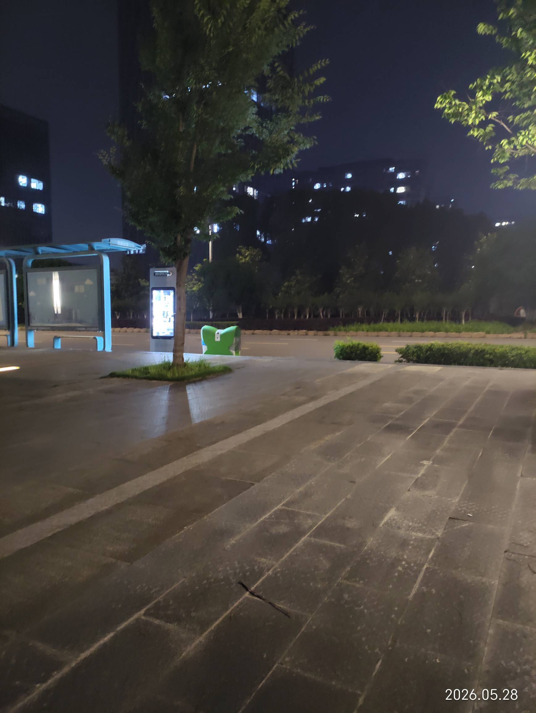 老哥们。瘫痪大街。吃点喝点。今朝有酒今朝醉。




33 / 作者:红菜苔 / 