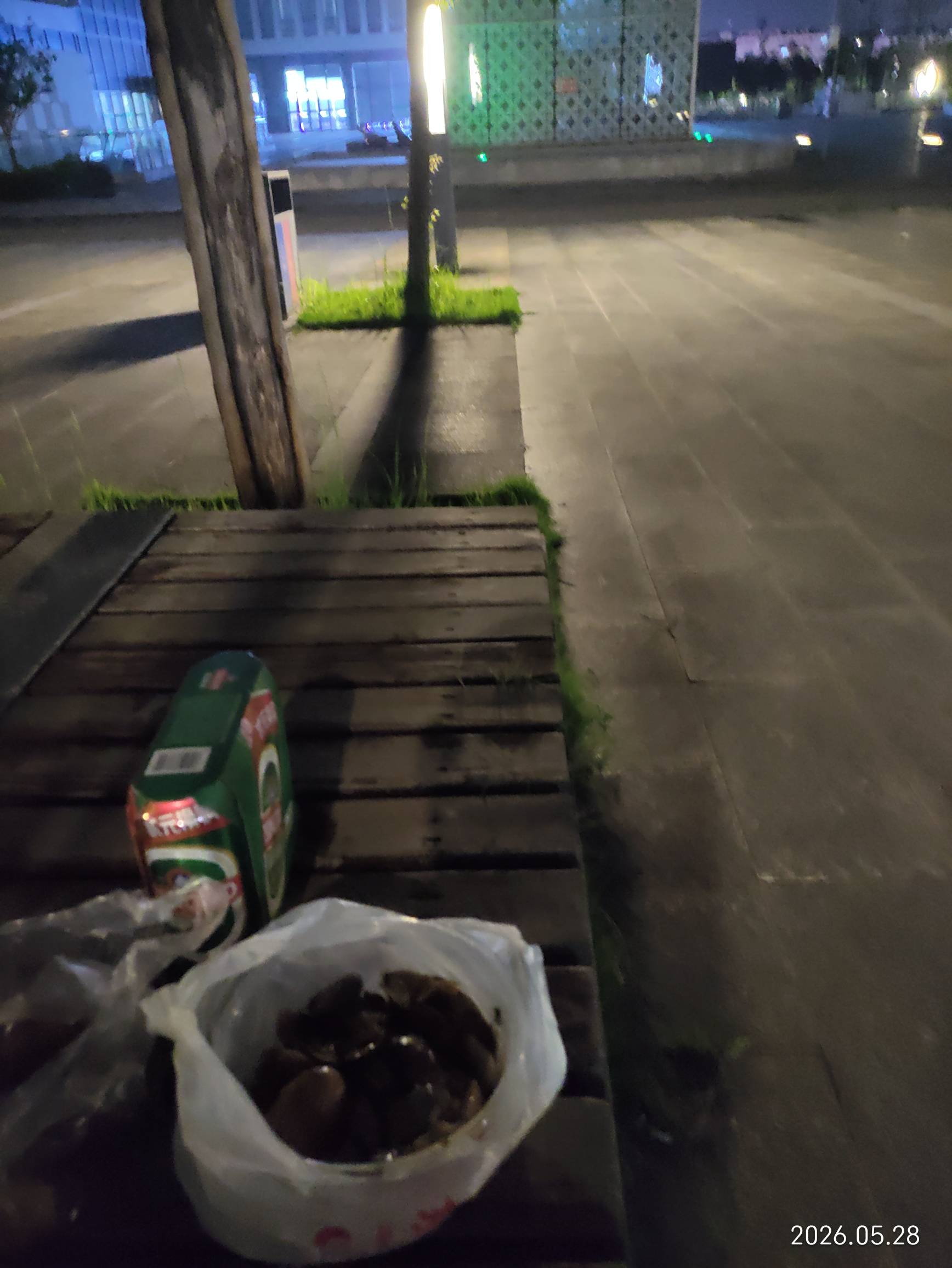 老哥们。瘫痪大街。吃点喝点。今朝有酒今朝醉。




60 / 作者:红菜苔 / 