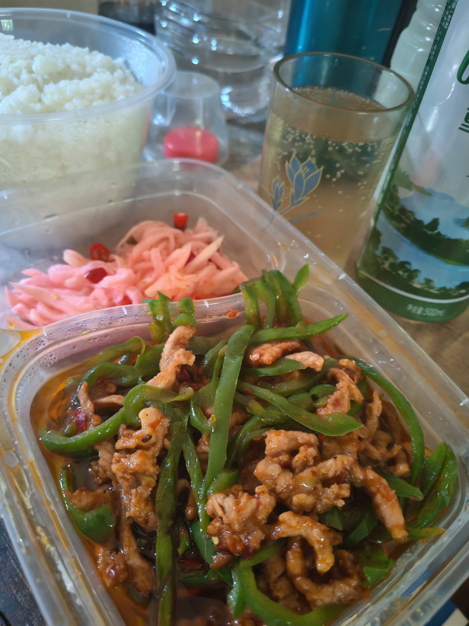 干饭了老哥们，今天不想做饭，13的青椒肉丝盖饭和3重庆工业啤水，还是自己做饭划算一33 / 作者:不知嗦味 / 