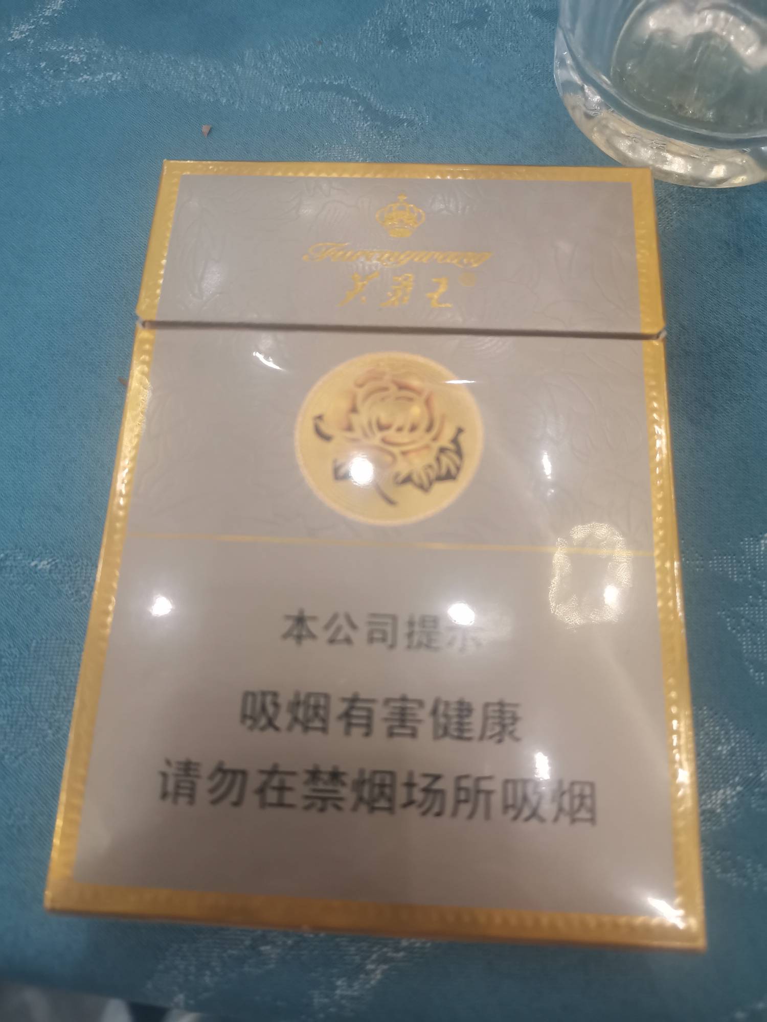 老哥们都抽的哪种烟，我抽18一包的利群，这几天赚钱了，也舍得买点好烟抽了，身上的衣72 / 作者:话都无人信 / 