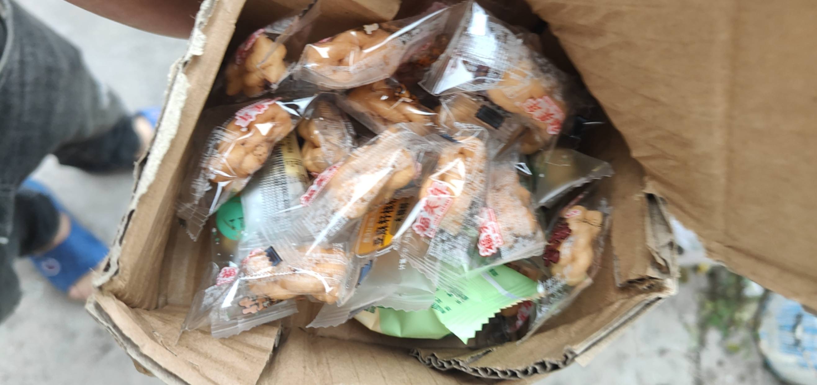 老哥们这就是一分钱在京东上面买的，跟图片严重不符，份量也是一样

40 / 作者:莱尔 / 