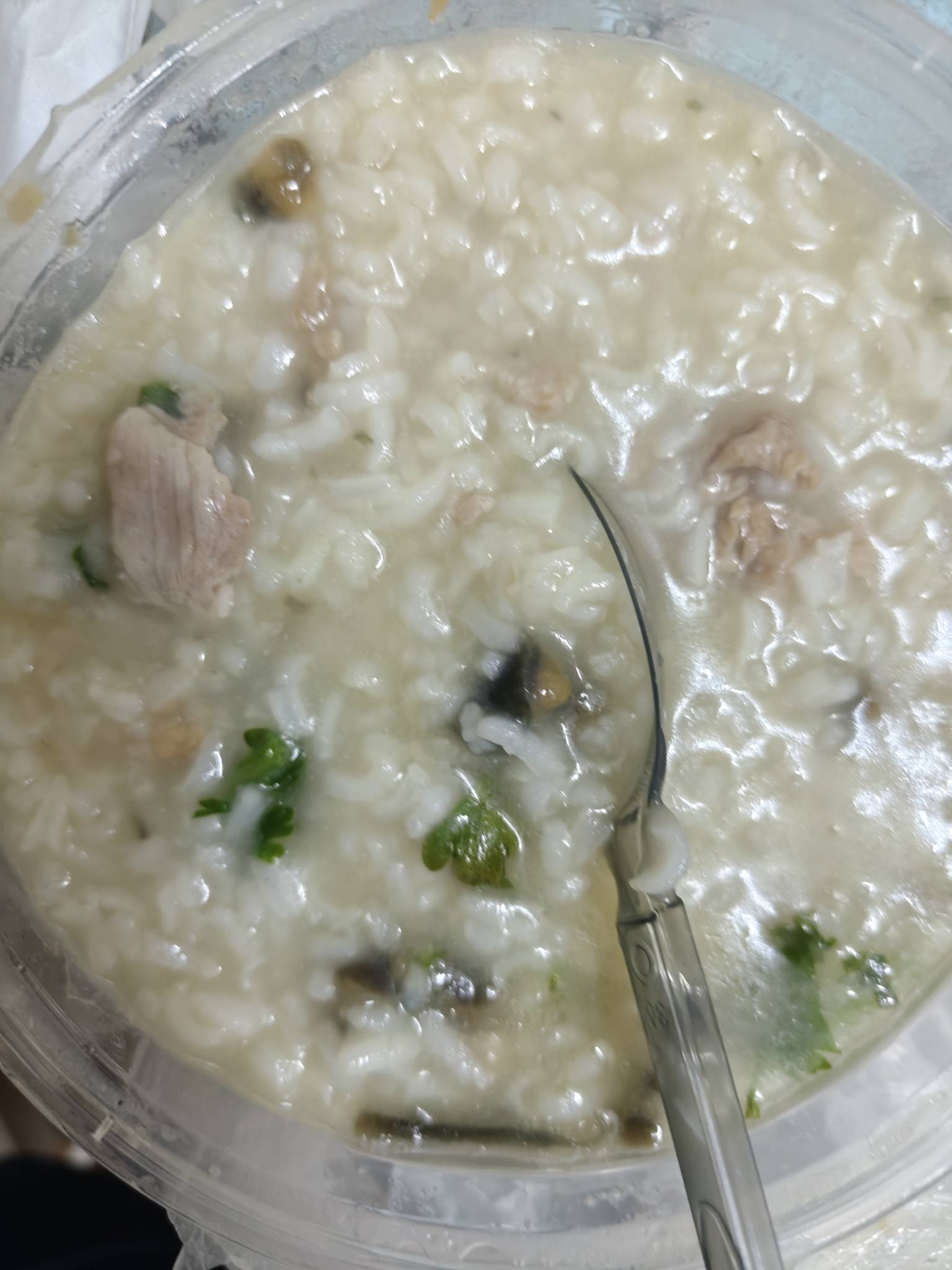 今天真是倒霉的一天，前面吃手抓饼然后里面有东西变质了，后面点个粥，这叫粥吗，老哥20 / 作者:消费者权益 / 