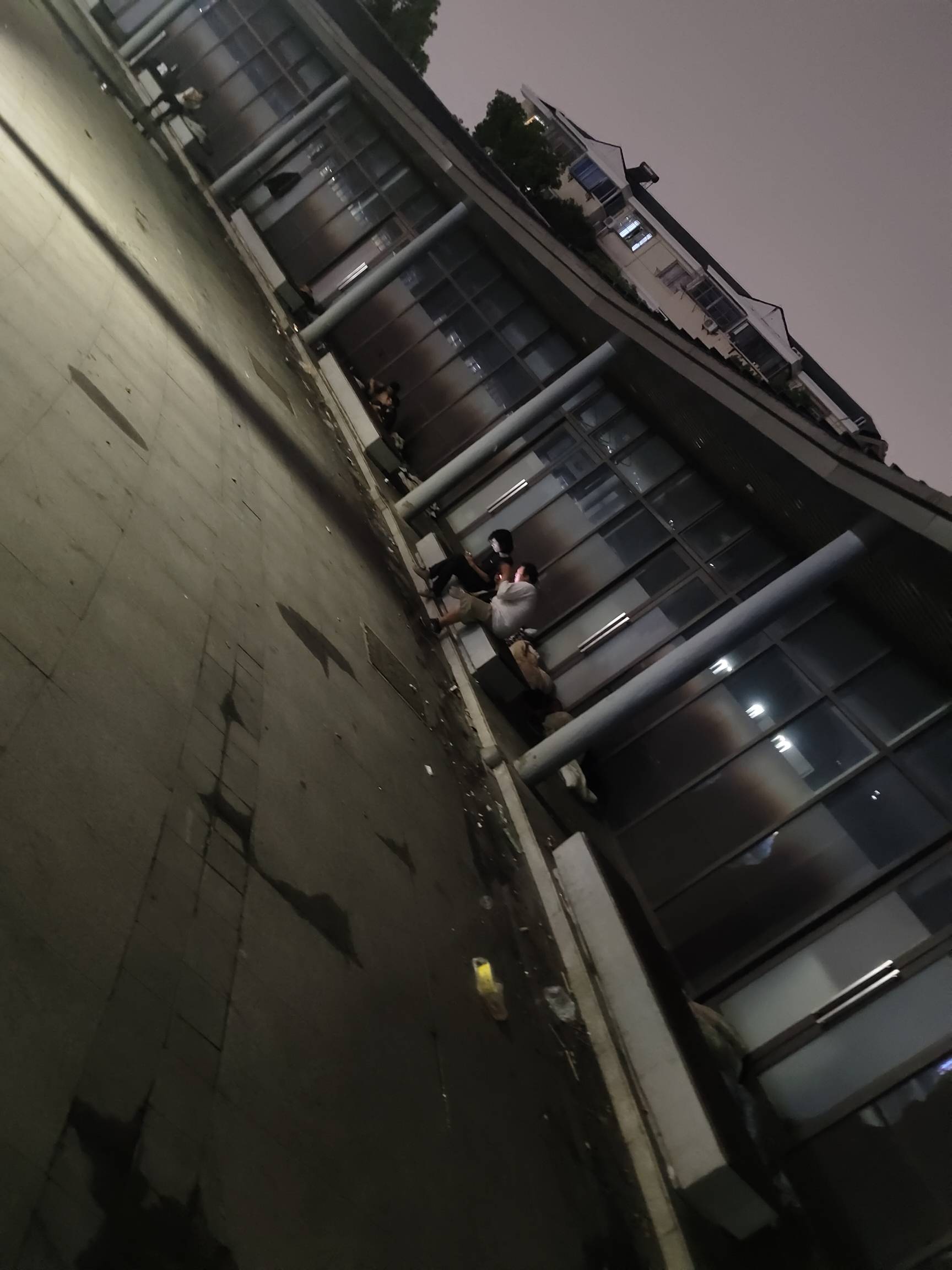 昆山.园，里面有倒在广场遮阳沿下安家蒙头睡大觉的挂壁仔，也有本地退休、外地.啃小.6 / 作者:师者 / 