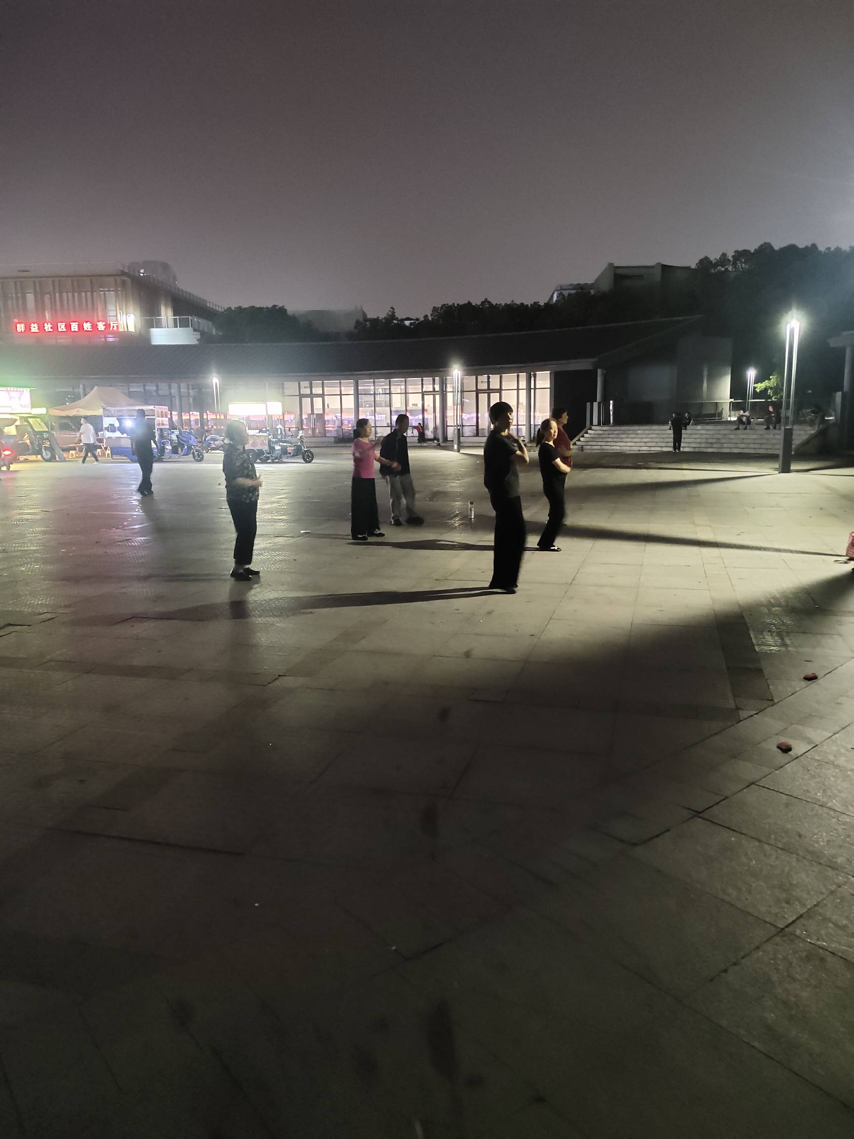 昆山.园，里面有倒在广场遮阳沿下安家蒙头睡大觉的挂壁仔，也有本地退休、外地.啃小.17 / 作者:师者 / 